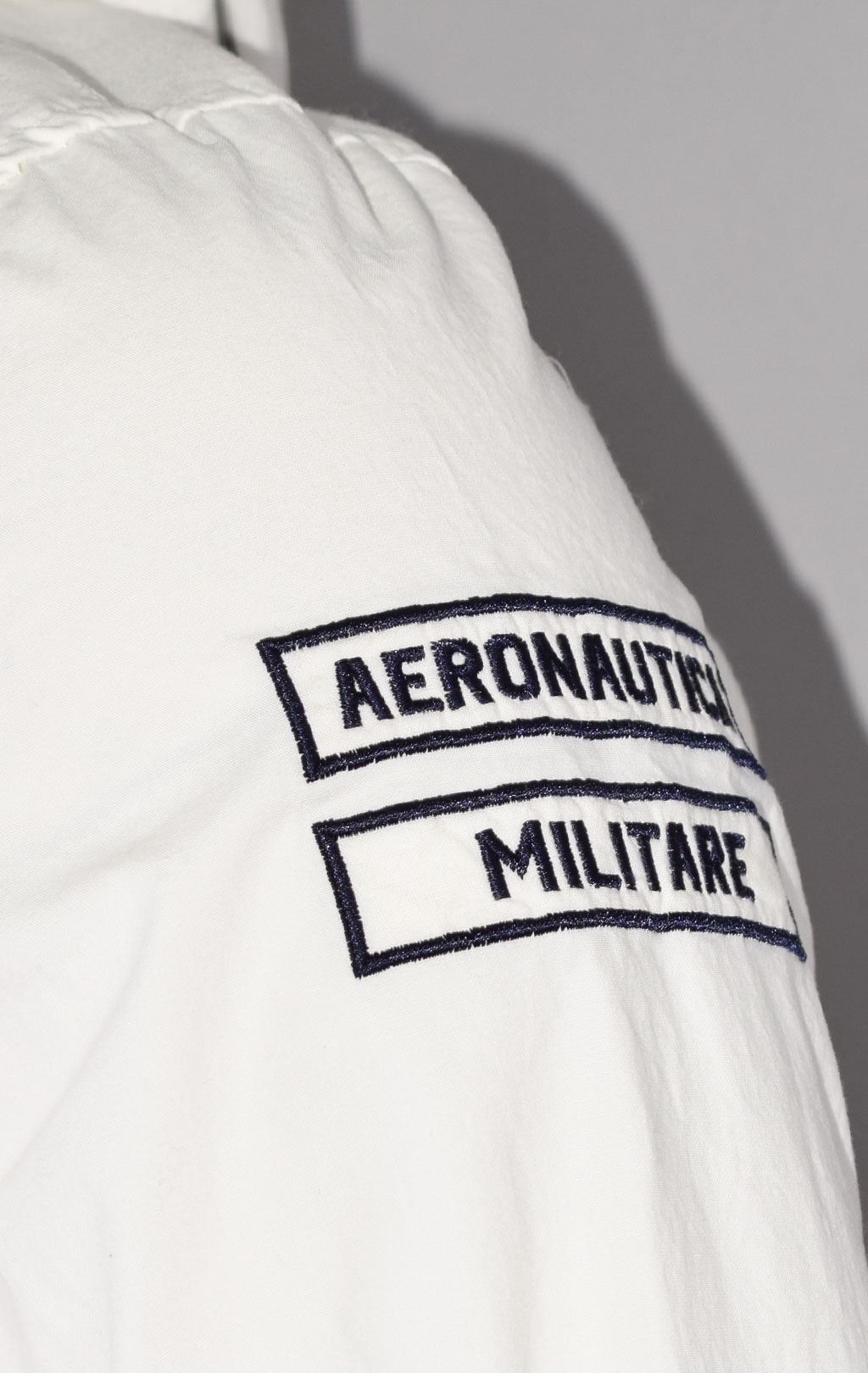 Ветровка AERONAUTICA MILITARE SS 23 m/TR bianco panna (AB 2054) 