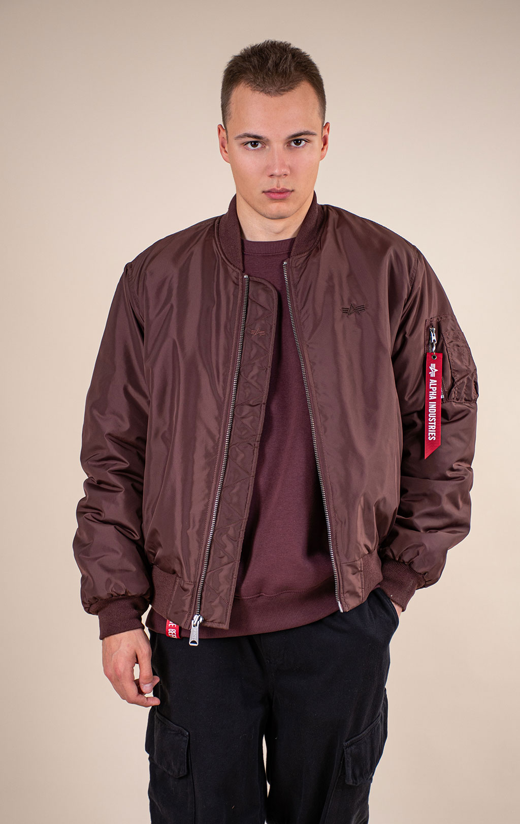 Бомбер ALPHA INDUSTRIES MA-1 RELAXED FIT FLIGHT JACKET (OXFORD LOGO) FW 26/27 cocoa 