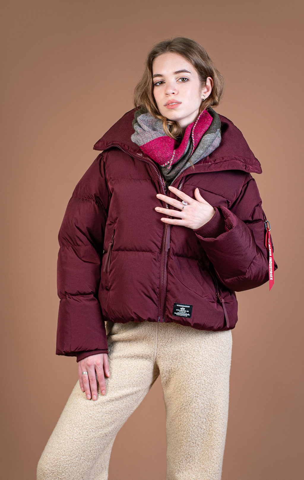 Женская куртка ALPHA INDUSTRIES SIERRA SHORT PUFFER FW 25/26 cedar red 