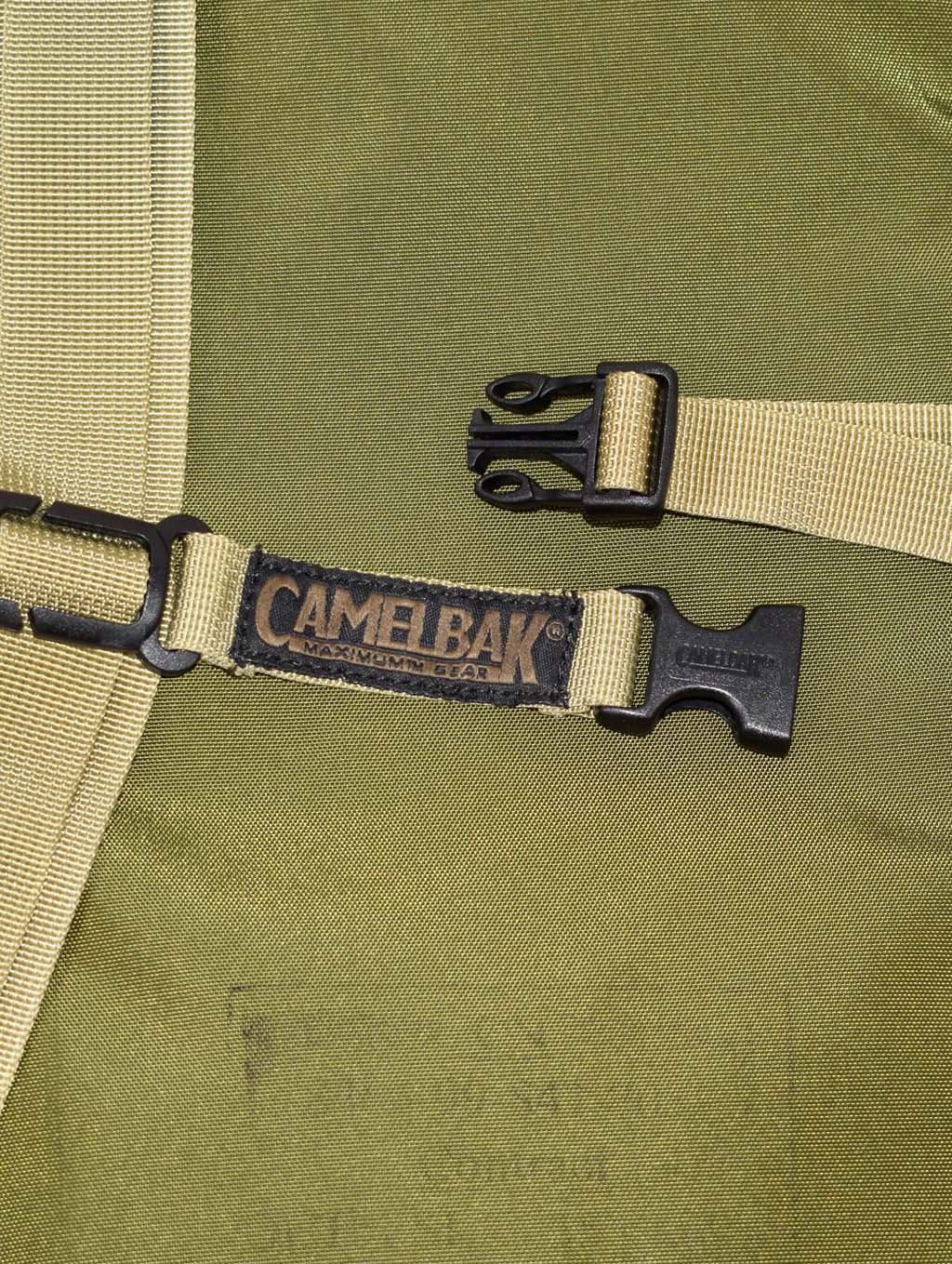 Питьевая система армейская CamelBak горловина снаружи, 3L camo woodland 