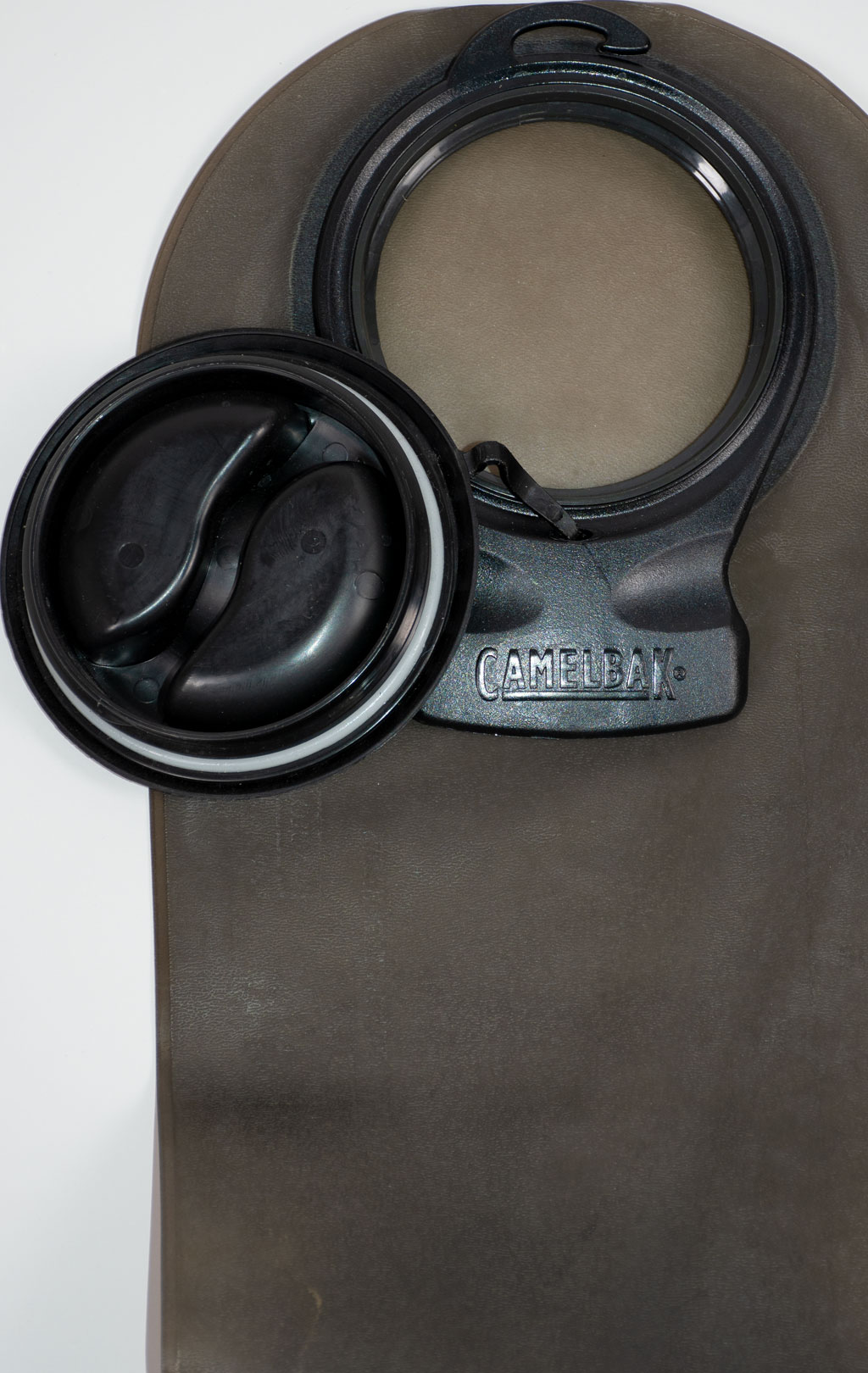 Питьевая система армейская CamelBak на молнии, горловина под клапаном, 3L desert-3 