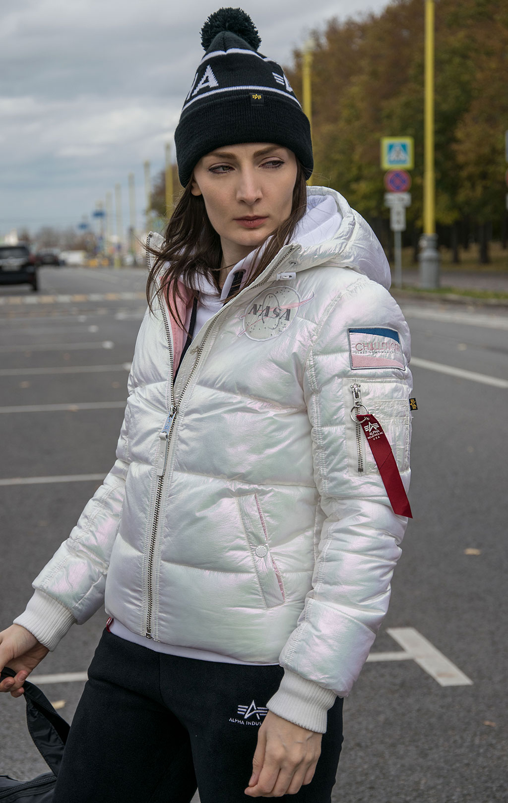 Женская куртка ALPHA INDUSTRIES HOODED PUFFER NASA white 