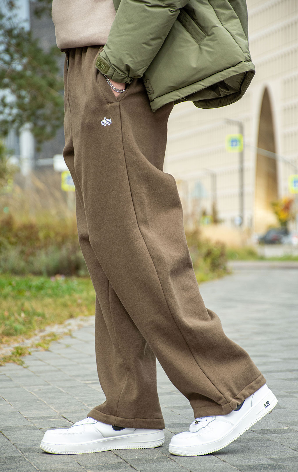 Брюки спортивные джоггеры ALPHA INDUSTRIES ESSENTIAL SWEATPANTS FW 25/26 espresso 