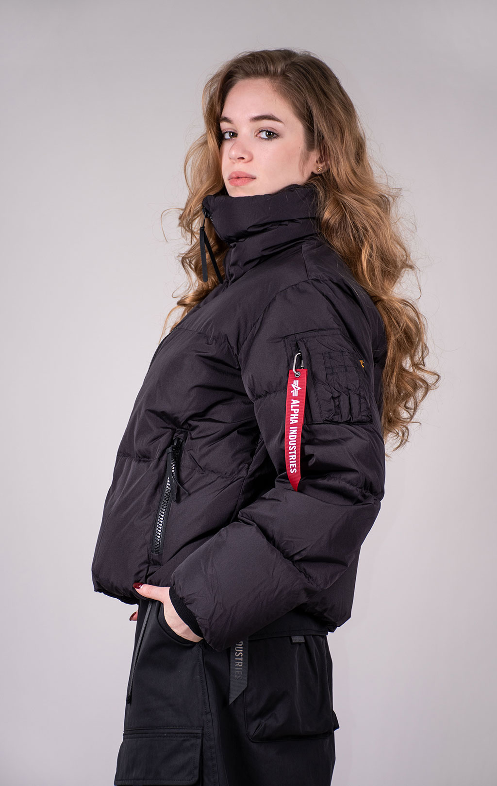 Женская куртка ALPHA INDUSTRIES SIERRA SHORT PUFFER FW 24/25 black 
