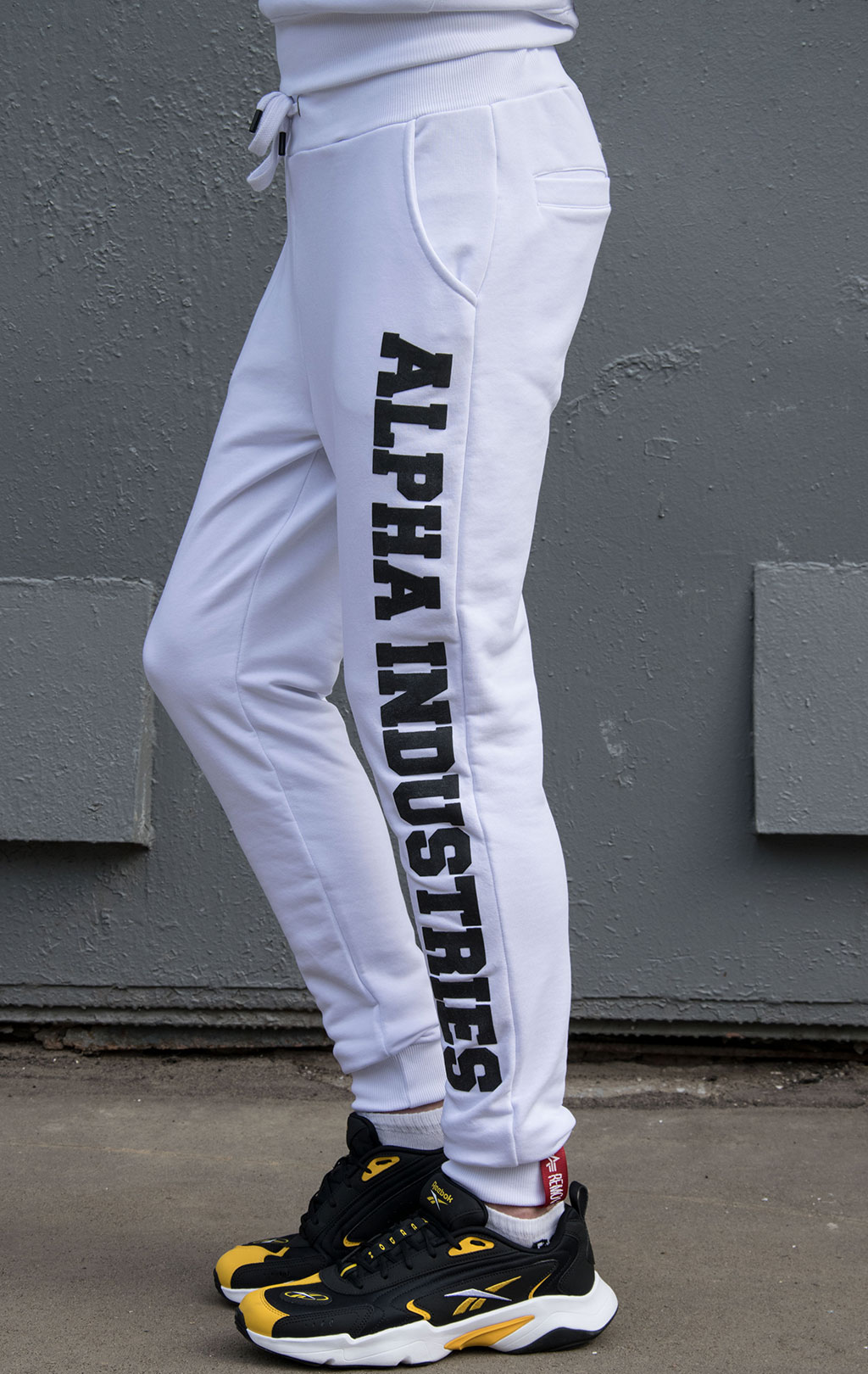 Брюки спортивные джоггеры ALPHA INDUSTRIES BIG LETTERS JOGGER white 