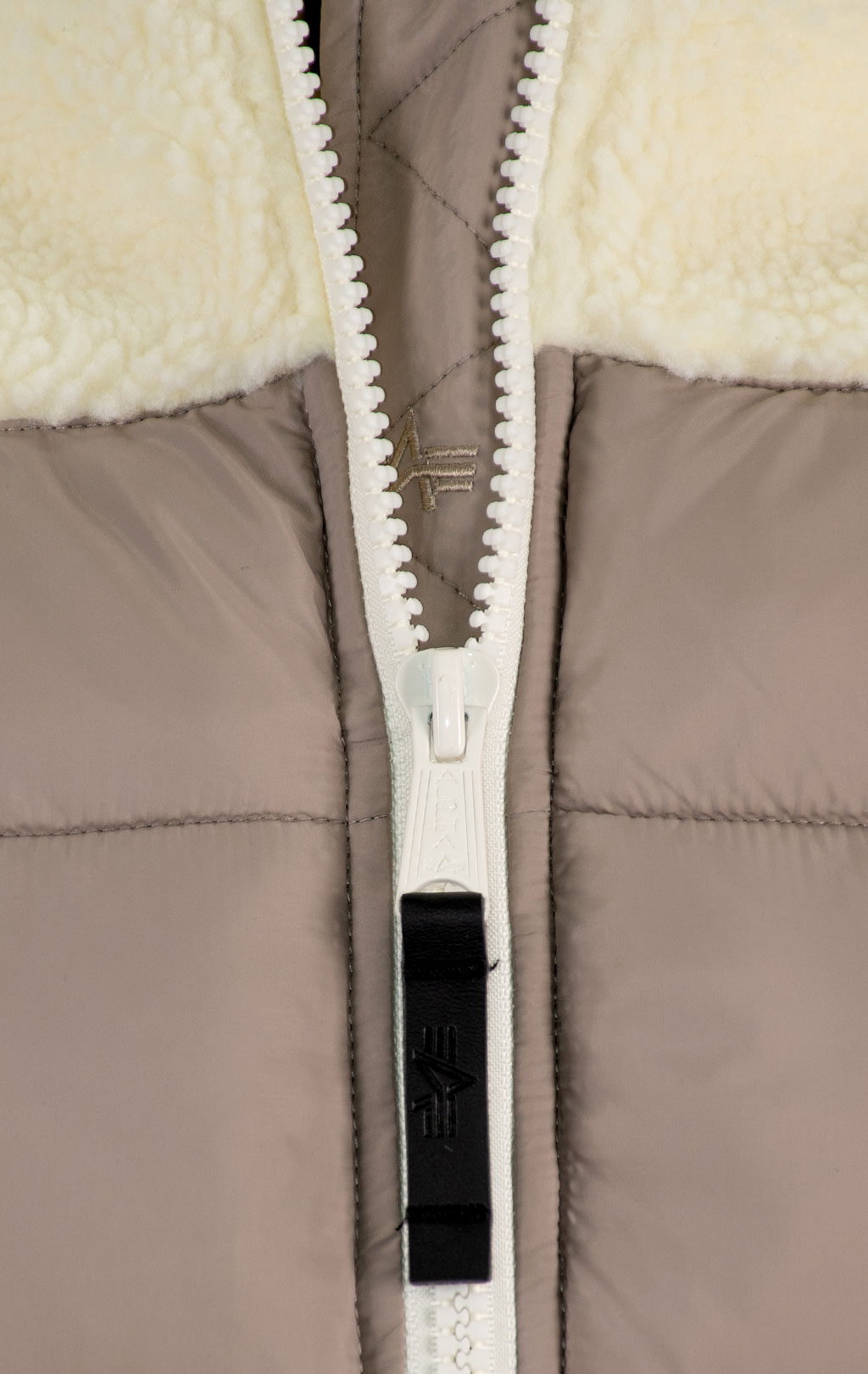 Женская куртка ALPHA INDUSTRIES TEDDY PUFFER vintage sand 