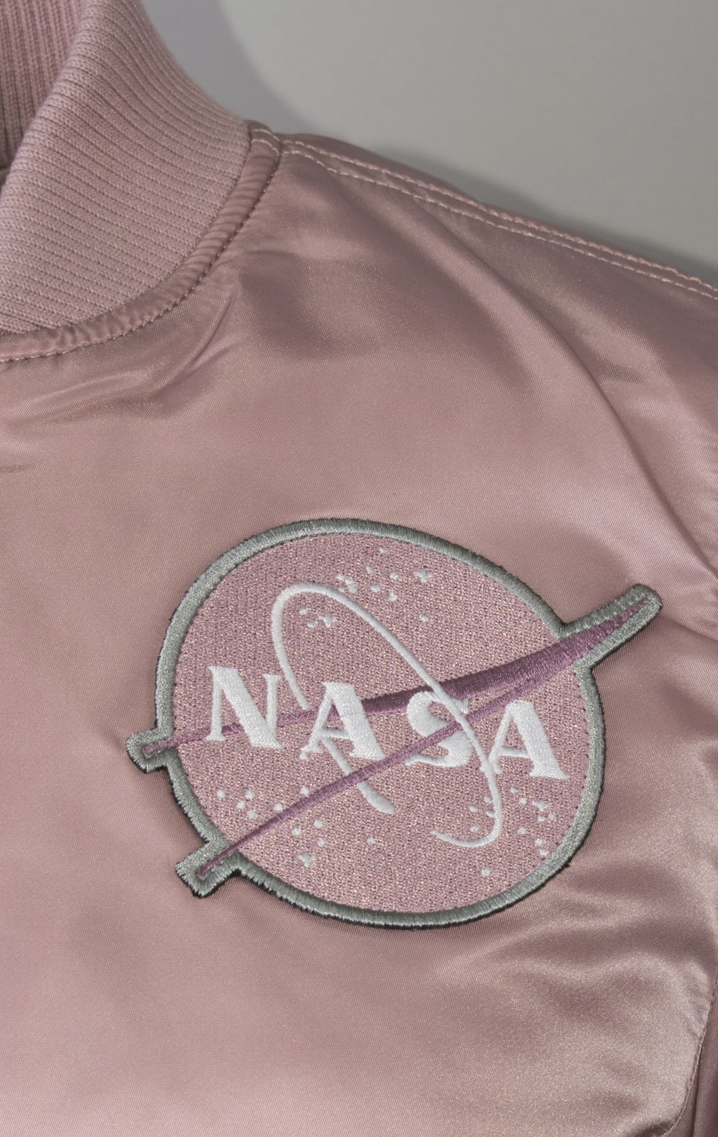 Женская куртка-бомбер лётная ALPHA INDUSTRIES VF NASA MA-1 silver pink 