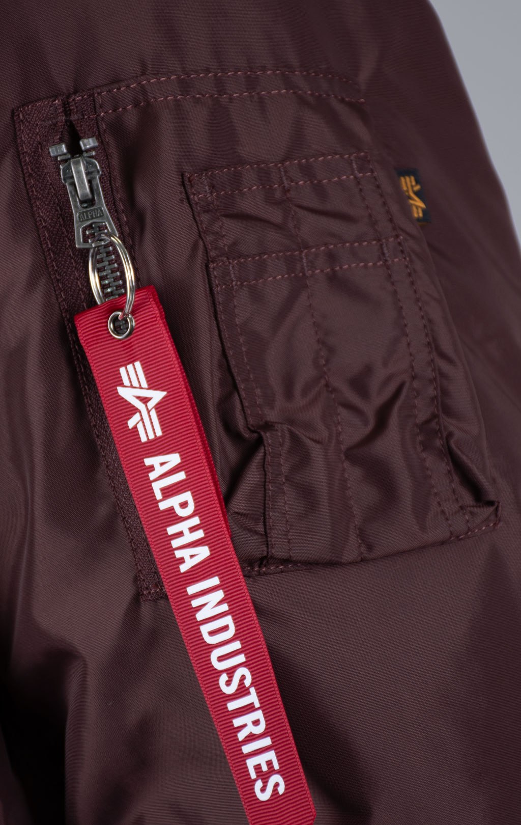 Бомбер ALPHA INDUSTRIES MA-1 RELAXED FIT FLIGHT JACKET (OXFORD LOGO) FW 26/27 cocoa 