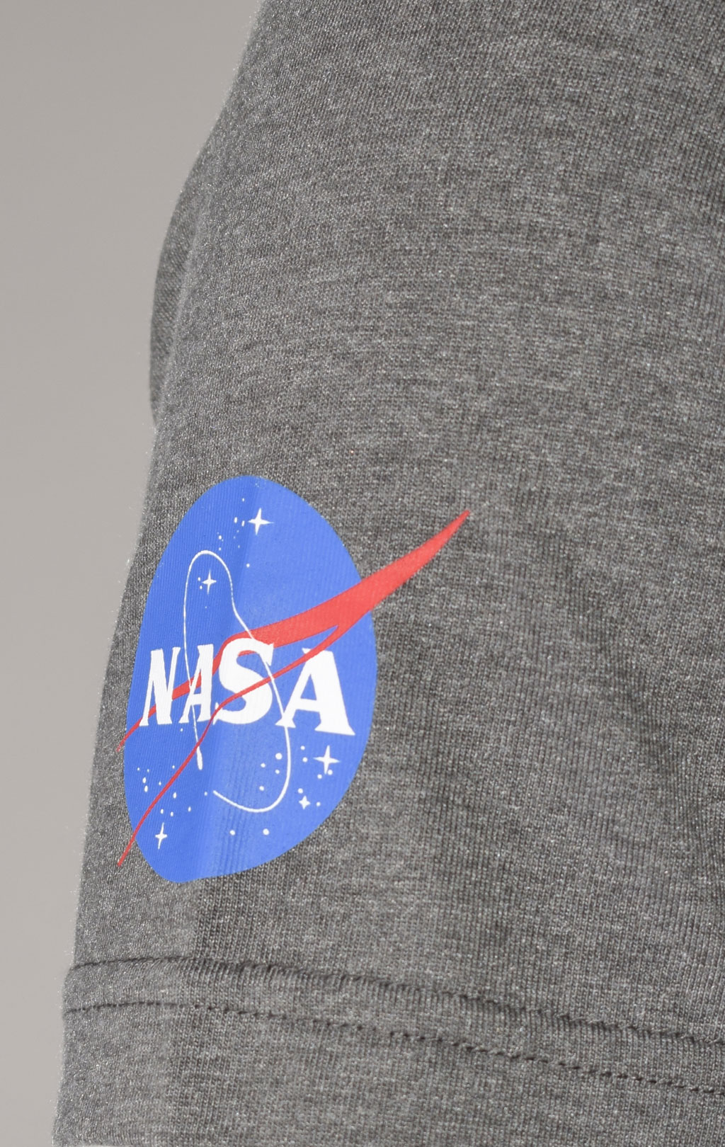 Футболка ALPHA INDUSTRIES NASA WORM LOGO TEE плотная SS 23 dark charcoal heather 