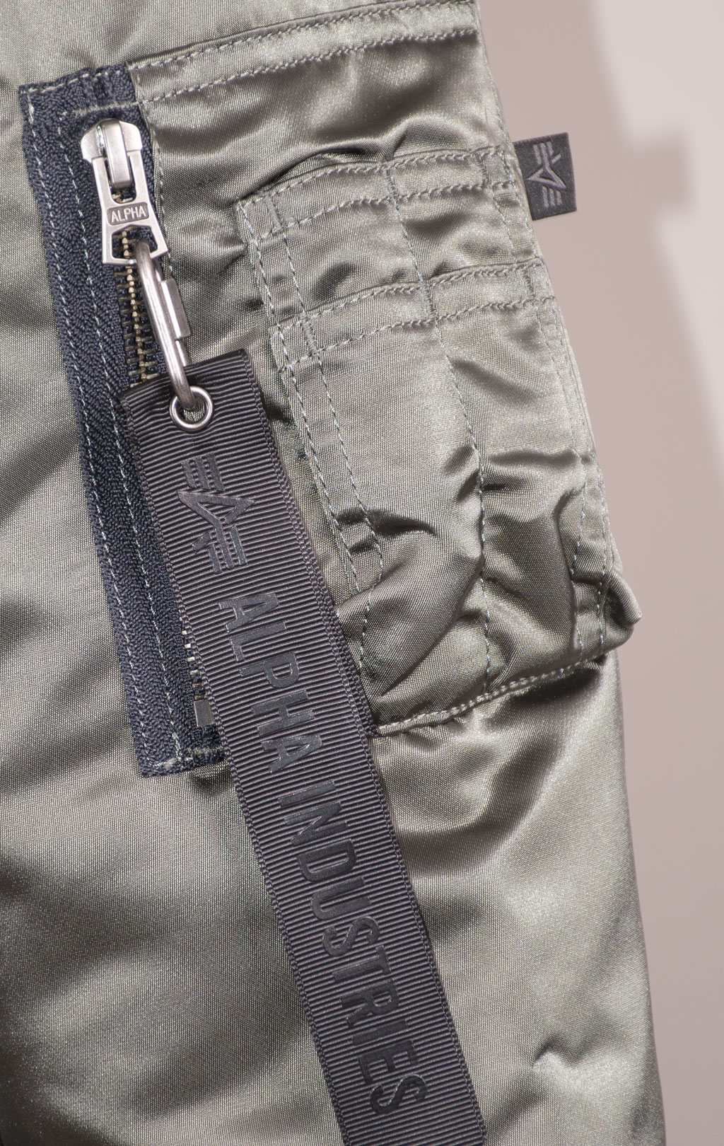 Женская куртка-пилот ALPHA INDUSTRIES SHERPA HYBRID B-15 FW 24/25 field grey 