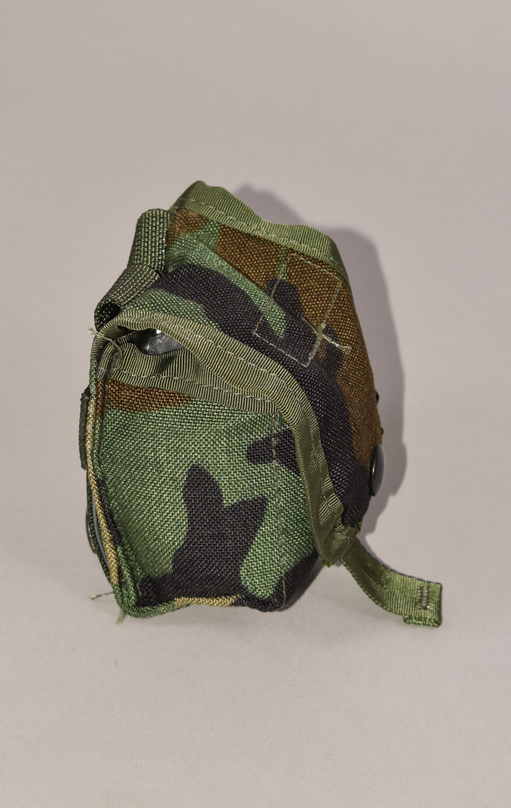 Подсумок гранатный Hand Grenade MOLLE camo woodland США