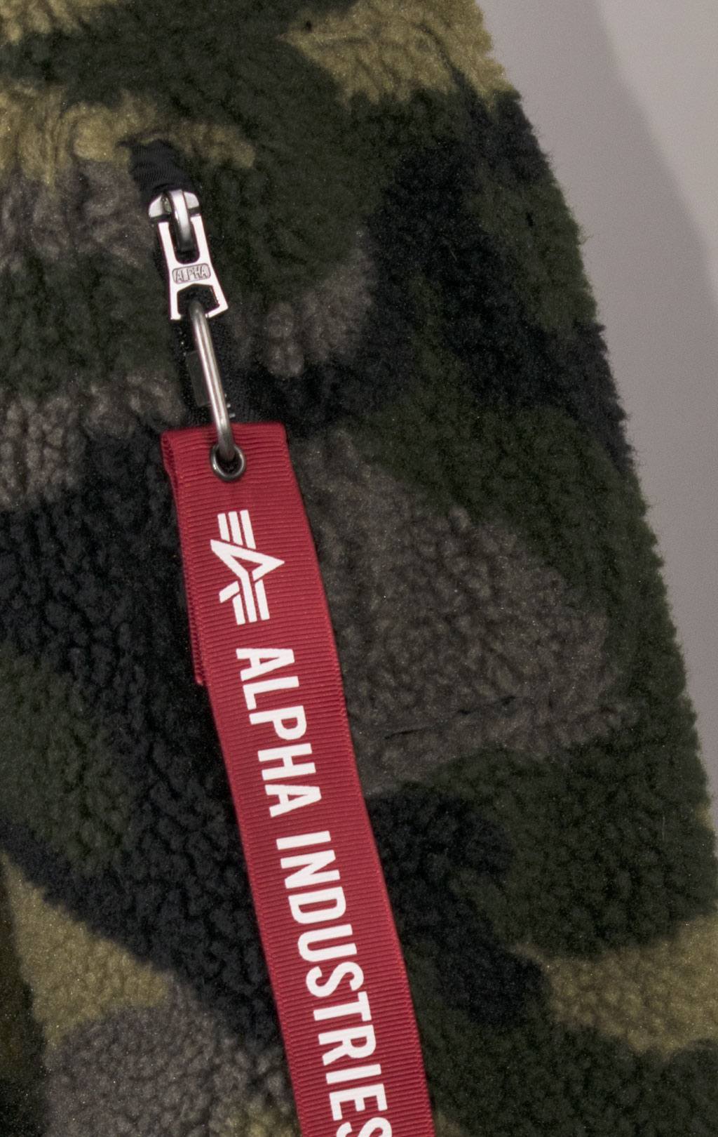 Женская куртка-пилот ALPHA INDUSTRIES двусторонняя SHERPA L-2B FW 21/22 m woodland camo 
