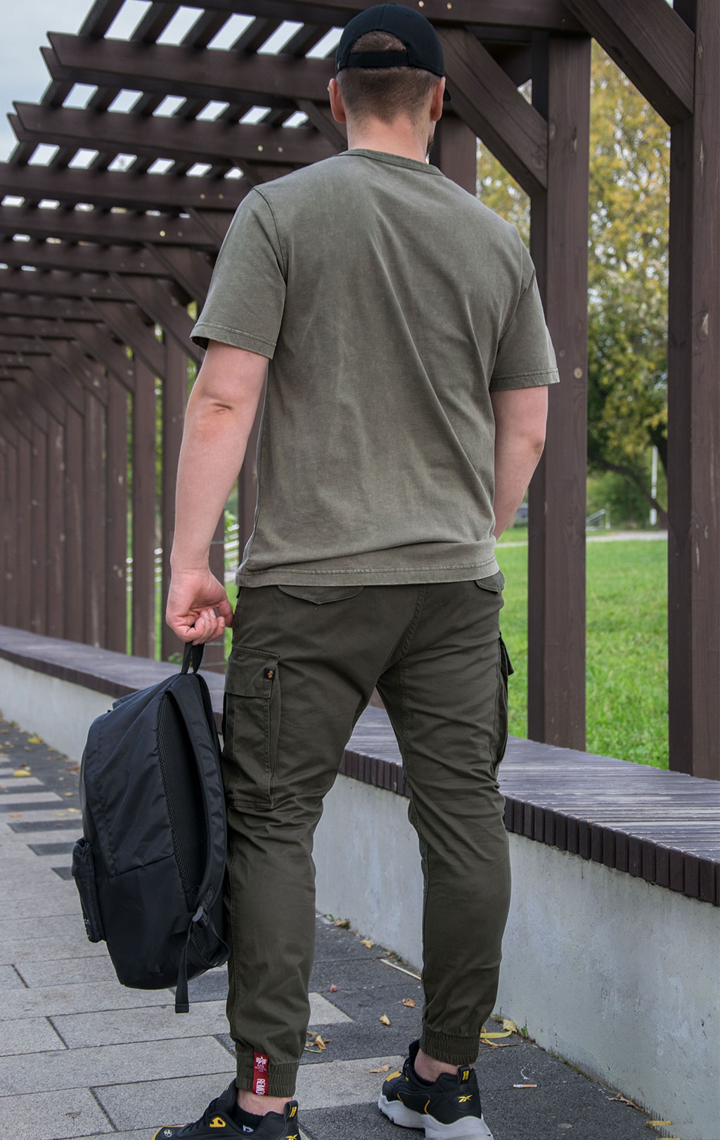 Футболка ALPHA INDUSTRIES ESSENTIAL WASHED TEE плотная FW 21/22 olive 