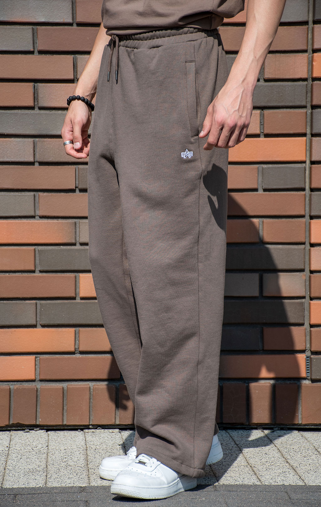 Брюки спортивные джоггеры ALPHA INDUSTRIES ESSENTIAL SWEATPANTS FW 24/25 coyote brown 
