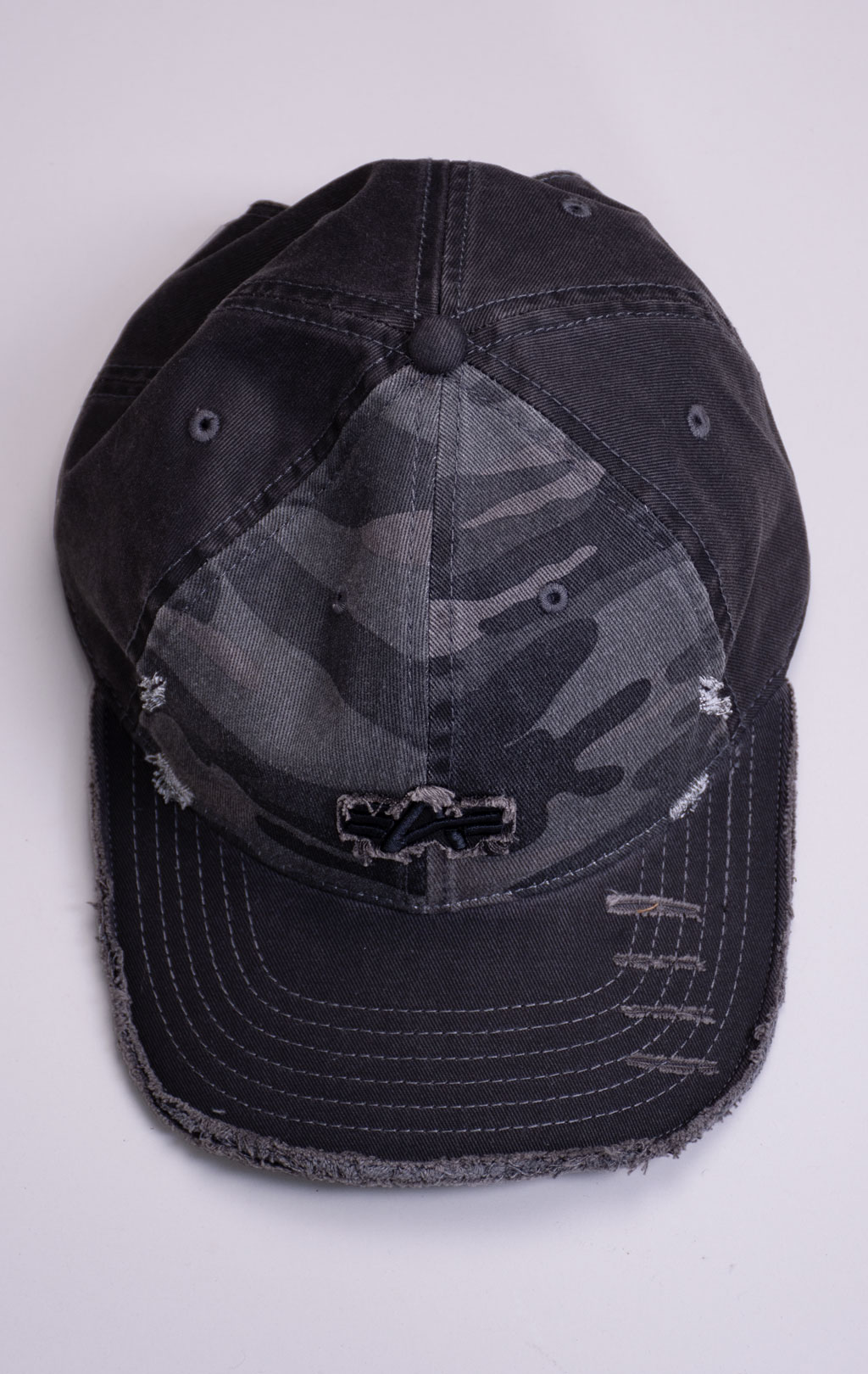 Бейсболка ALPHA INDUSTRIES DISTRESSED LOGO CAMO CAP black camo 