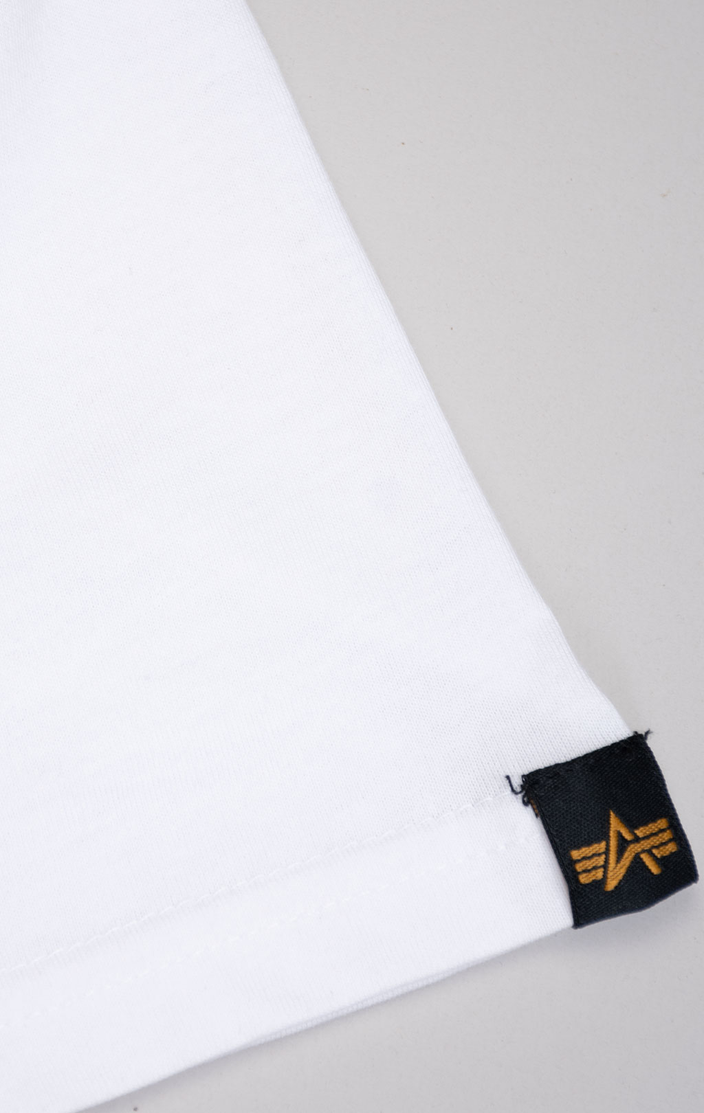 Женская футболка ALPHA INDUSTRIES NEW BASIC T white 