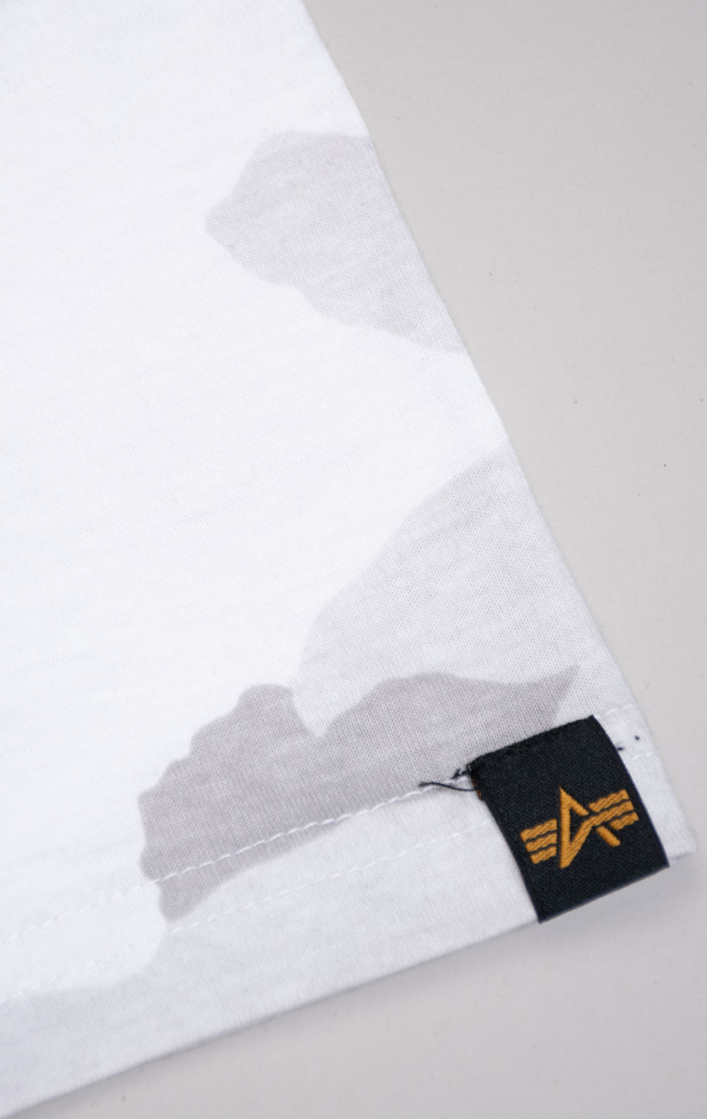Женская футболка ALPHA INDUSTRIES NEW CAMO BASIC T white camo 
