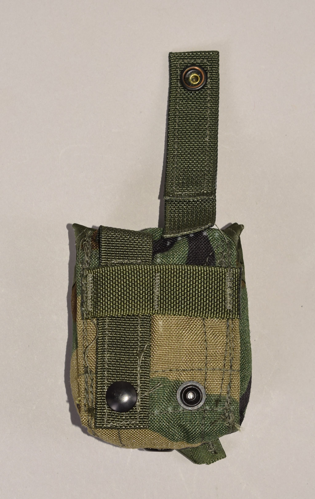 Подсумок гранатный Hand Grenade MOLLE camo woodland США