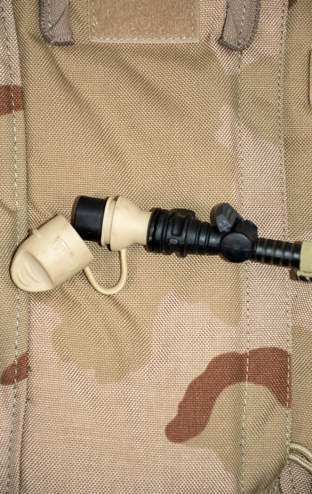 Питьевая система армейская CamelBak на молнии, горловина под клапаном, 3L desert-3 