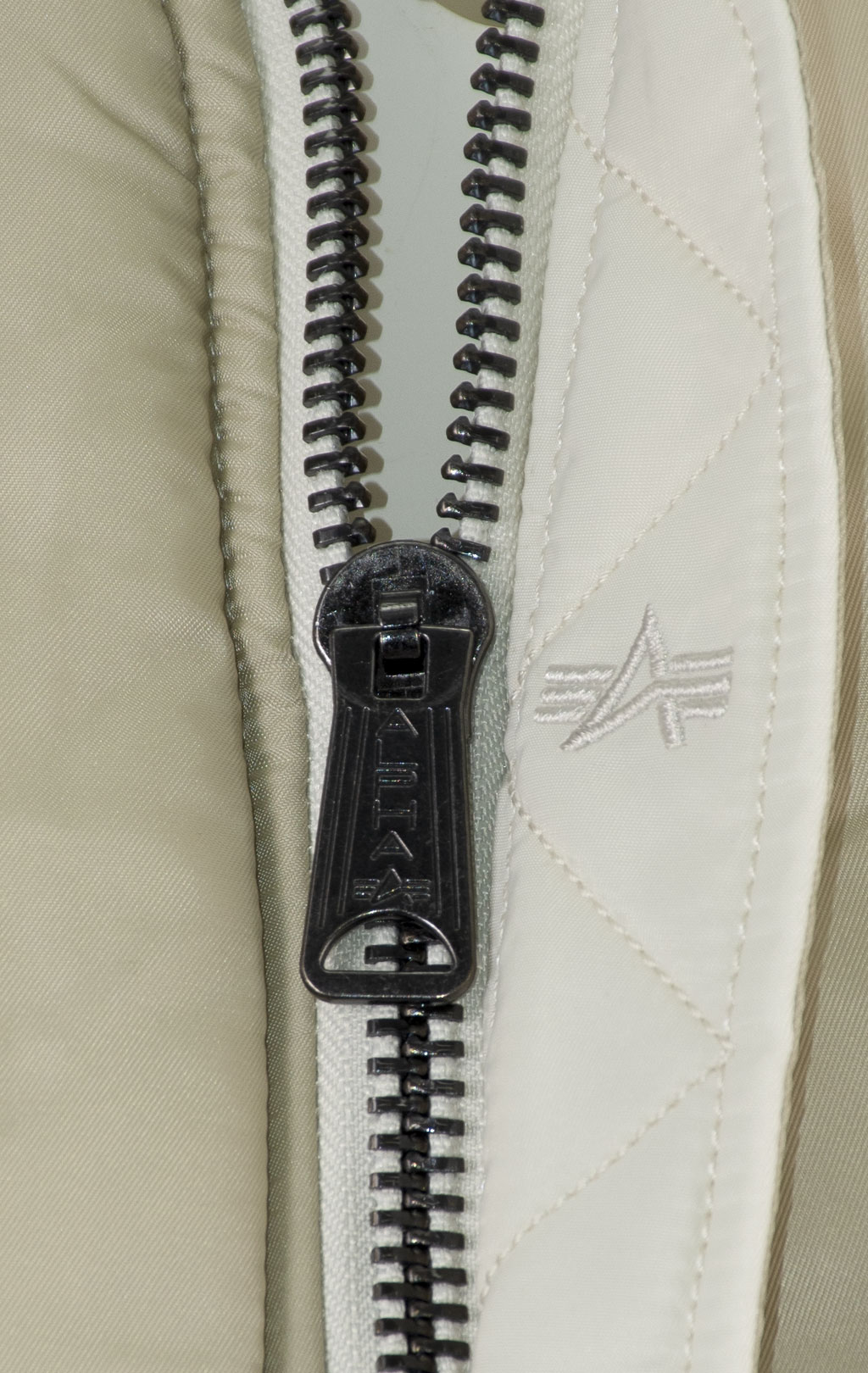 Женский бомбер ALPHA INDUSTRIES MA-1 W SS 25 m dune white 