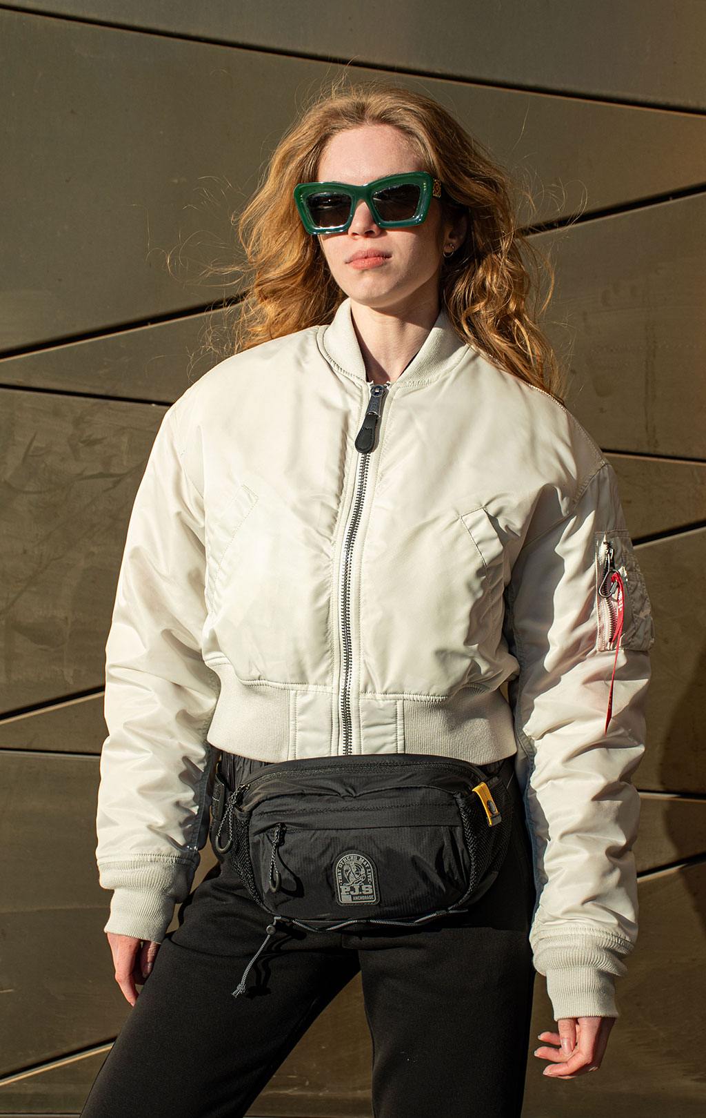Женский бомбер ALPHA INDUSTRIES MA-1 CROPPED FW 25/26 dune white 
