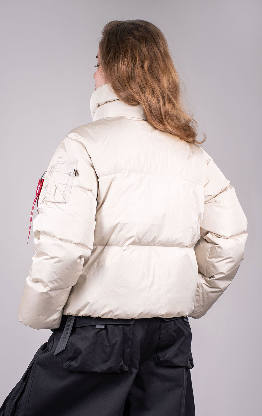Женская куртка ALPHA INDUSTRIES SIERRA SHORT PUFFER FW 24/25 limestone 