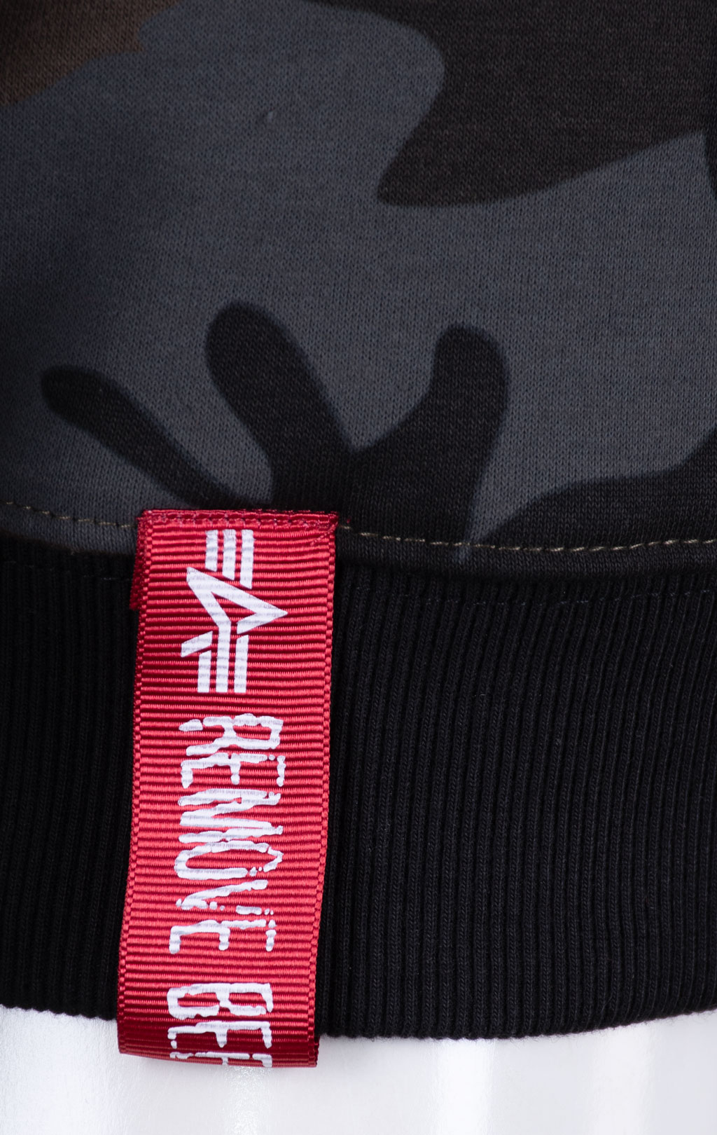 Свитшот ALPHA INDUSTRIES BASIC SWEATER black camo 