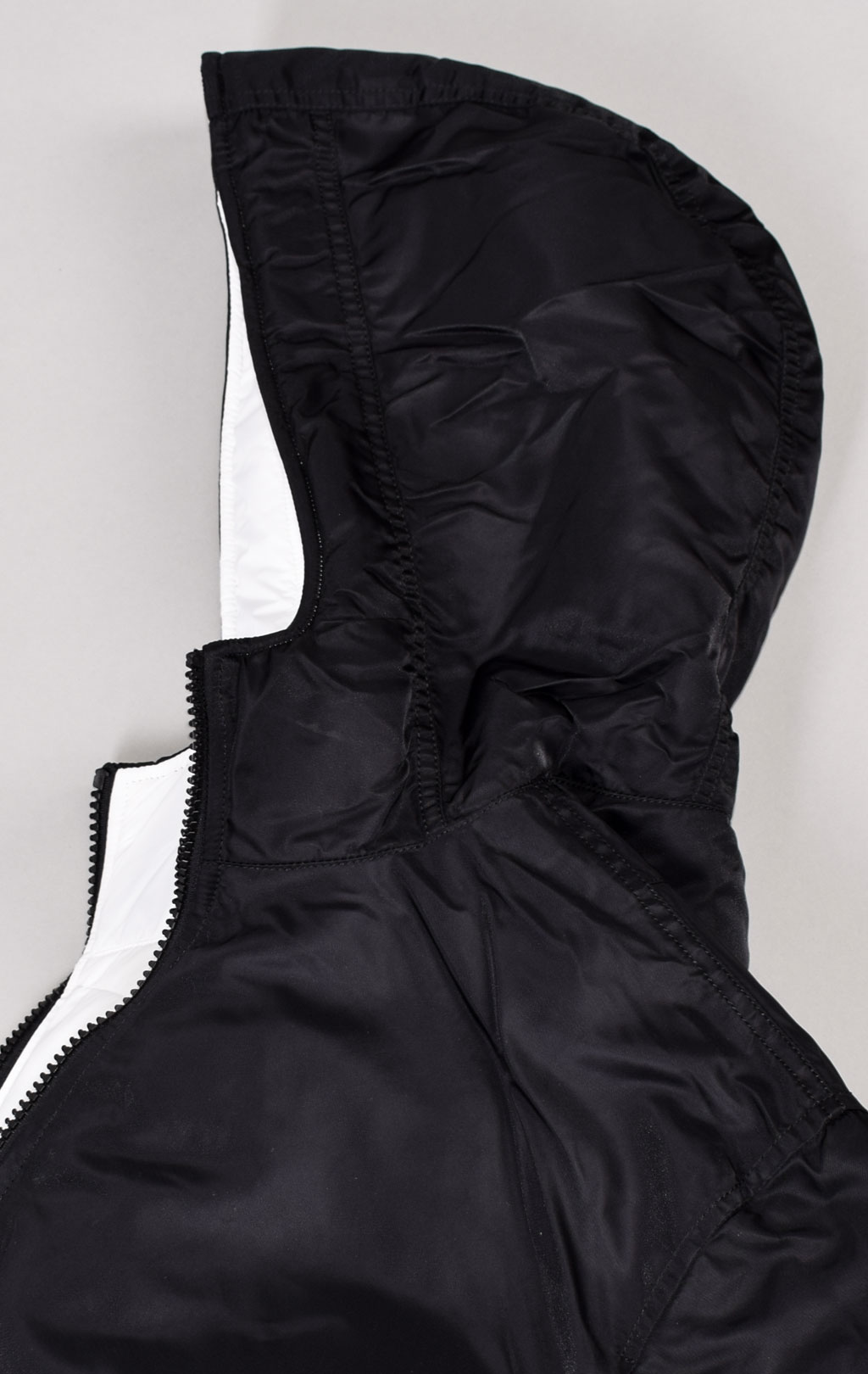 Куртка ALPHA INDUSTRIES HOODED PUFFER FD REV. black/white 