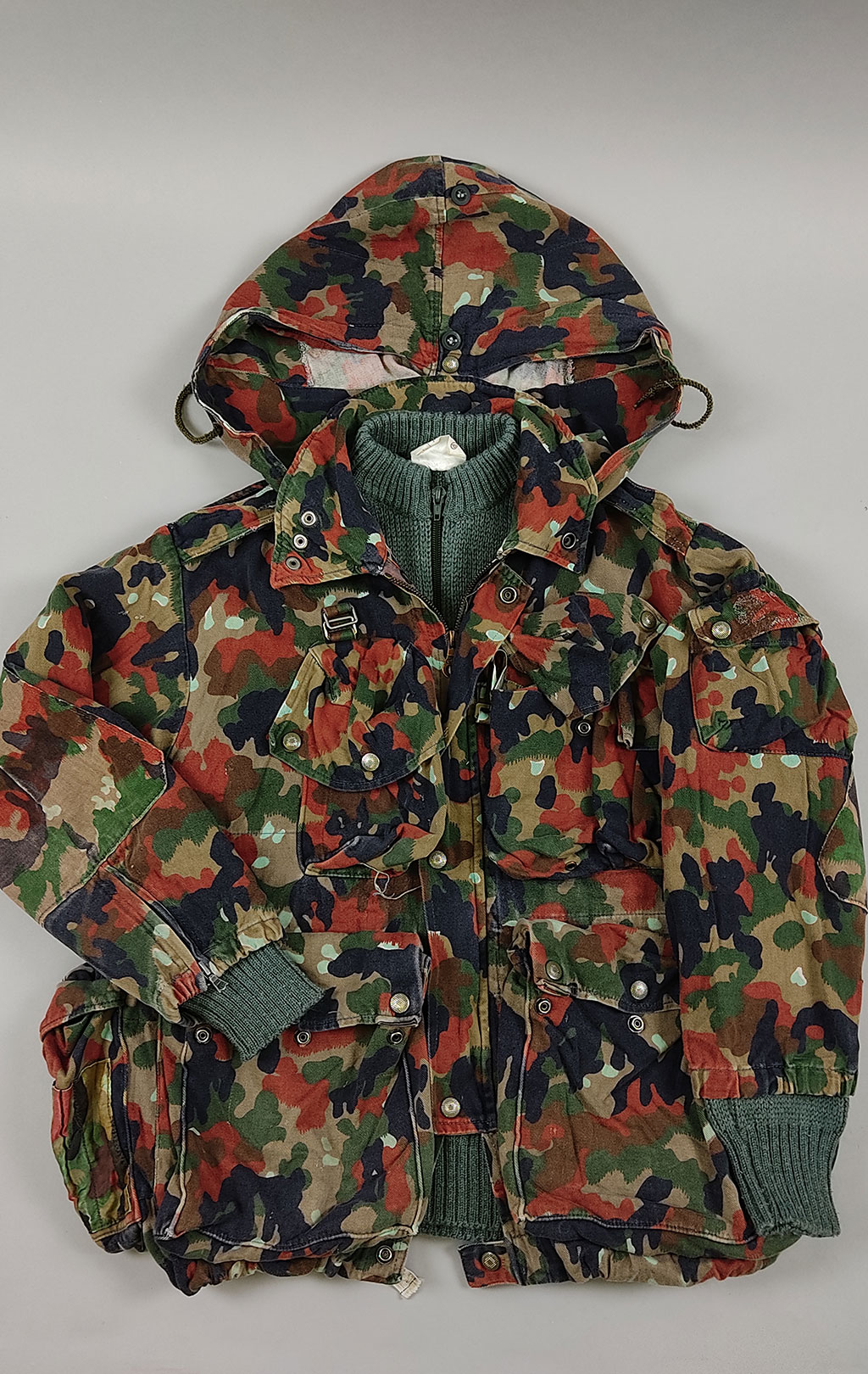 Куртка армейская с карманами сзади camo б/у Швейцария