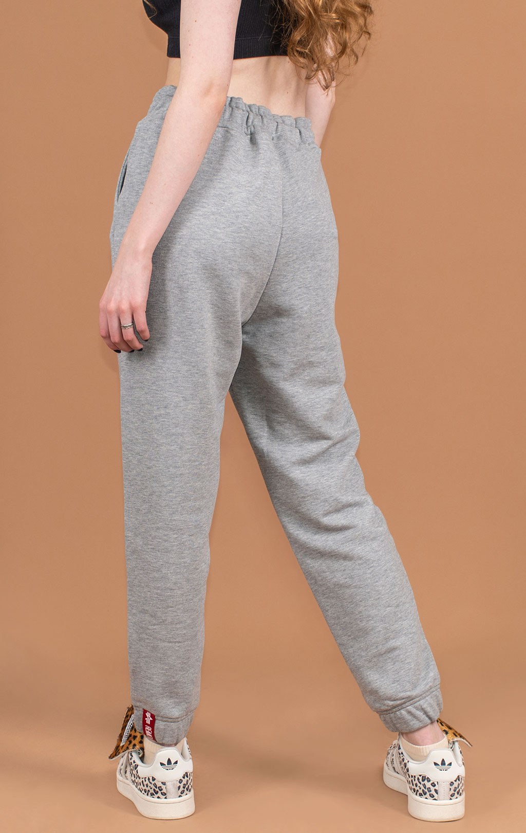 Женские брюки спортивные джоггеры ALPHA INDUSTRIES BASIC JOGGER SMALL LOGO grey heather/white 