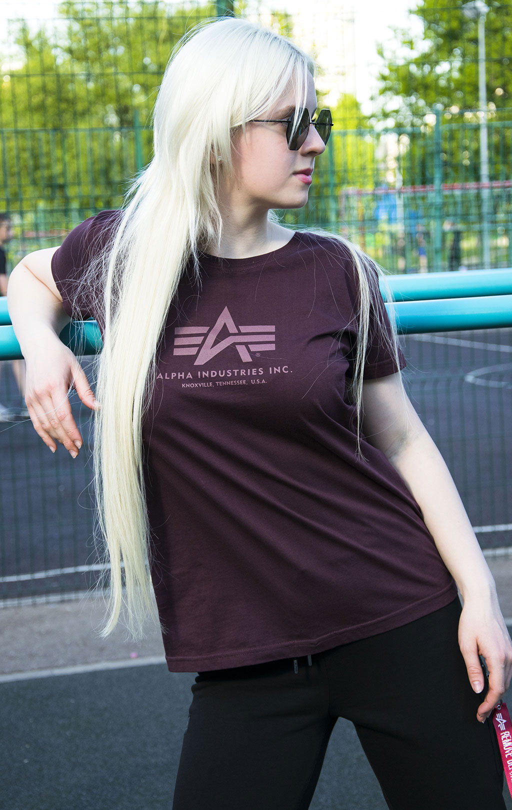 Женская футболка ALPHA INDUSTRIES LOGO T deep maroon 