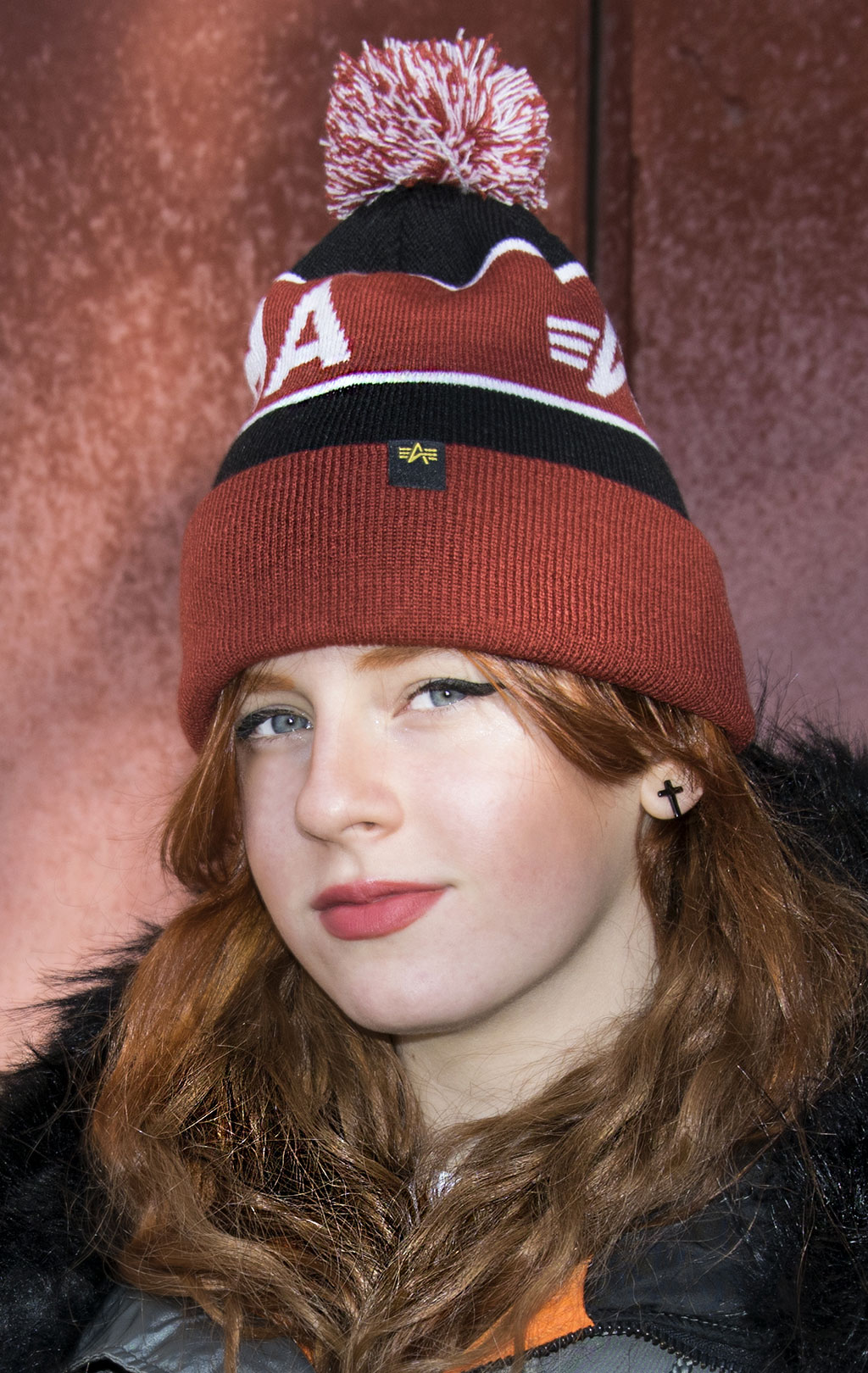 Шапка ALPHA INDUSTRIES BLOCK BOBBLE BEANIE black/red 