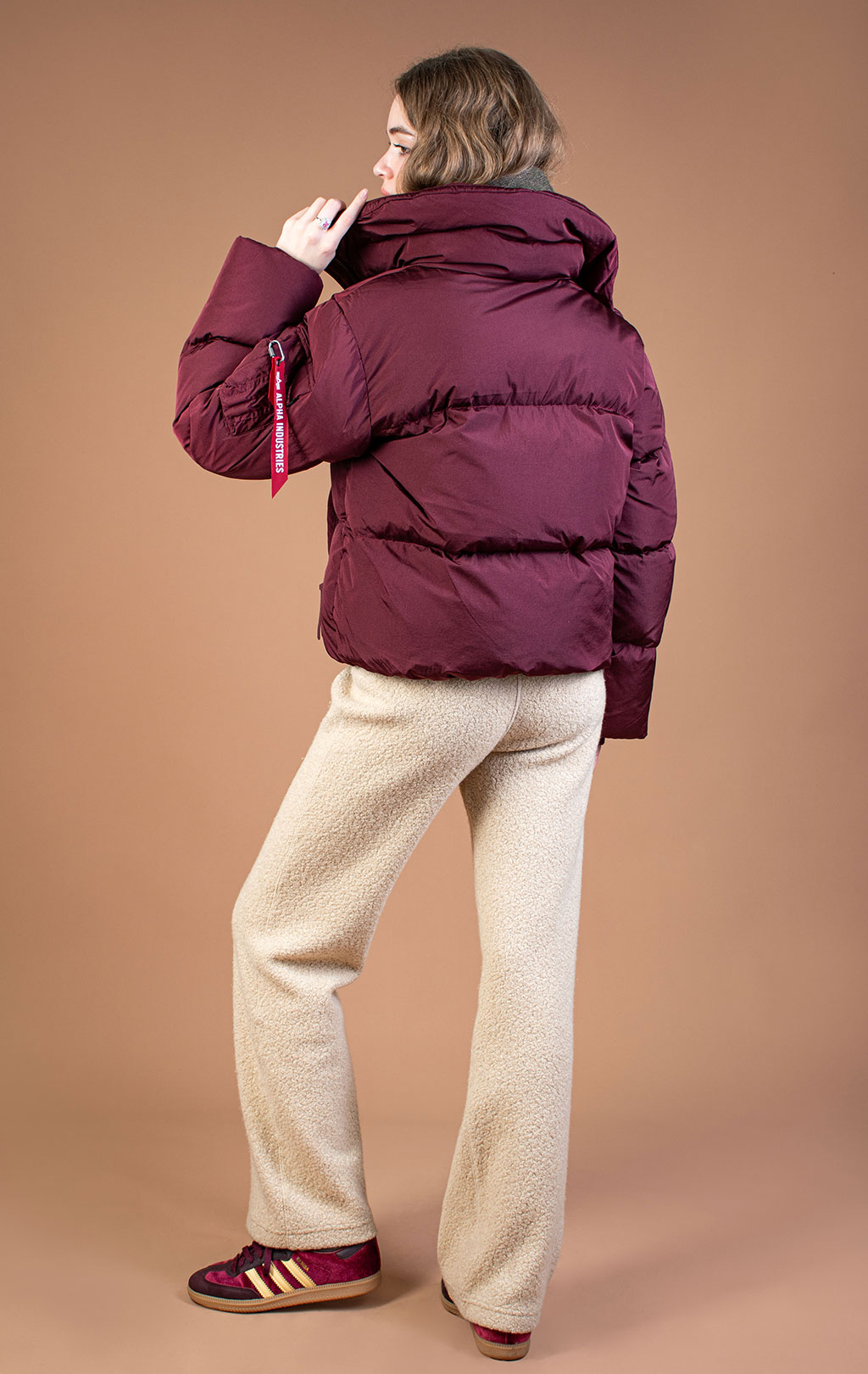 Женская куртка ALPHA INDUSTRIES SIERRA SHORT PUFFER FW 25/26 cedar red 