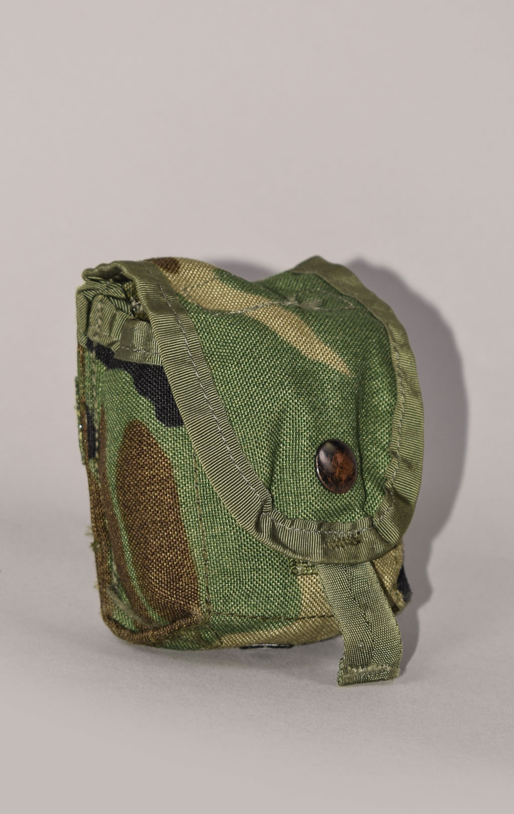 Подсумок гранатный Hand Grenade MOLLE camo woodland б/у США