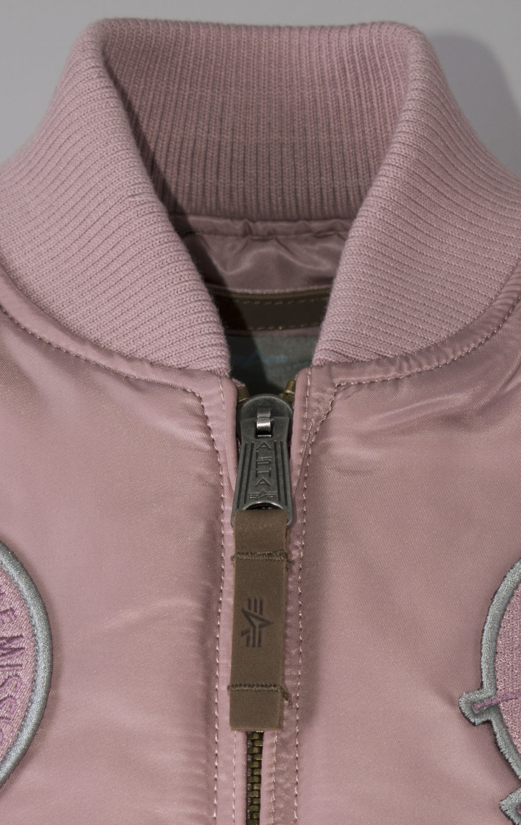 Женская куртка-бомбер лётная ALPHA INDUSTRIES VF NASA MA-1 silver pink 