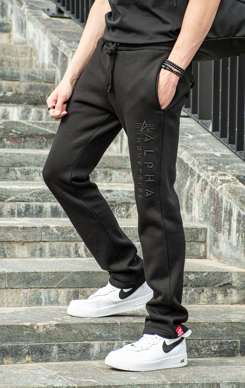 Брюки спортивные джоггеры ALPHA INDUSTRIES EMB JOGGER black 