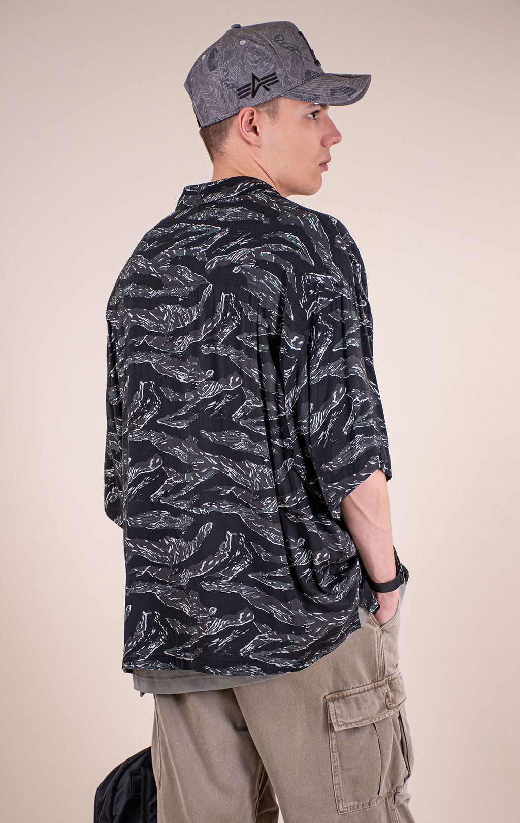 Рубашка ALPHA INDUSTRIES CAMO RELAXED CAMP SHIRT SS 26 gray tiger camo 