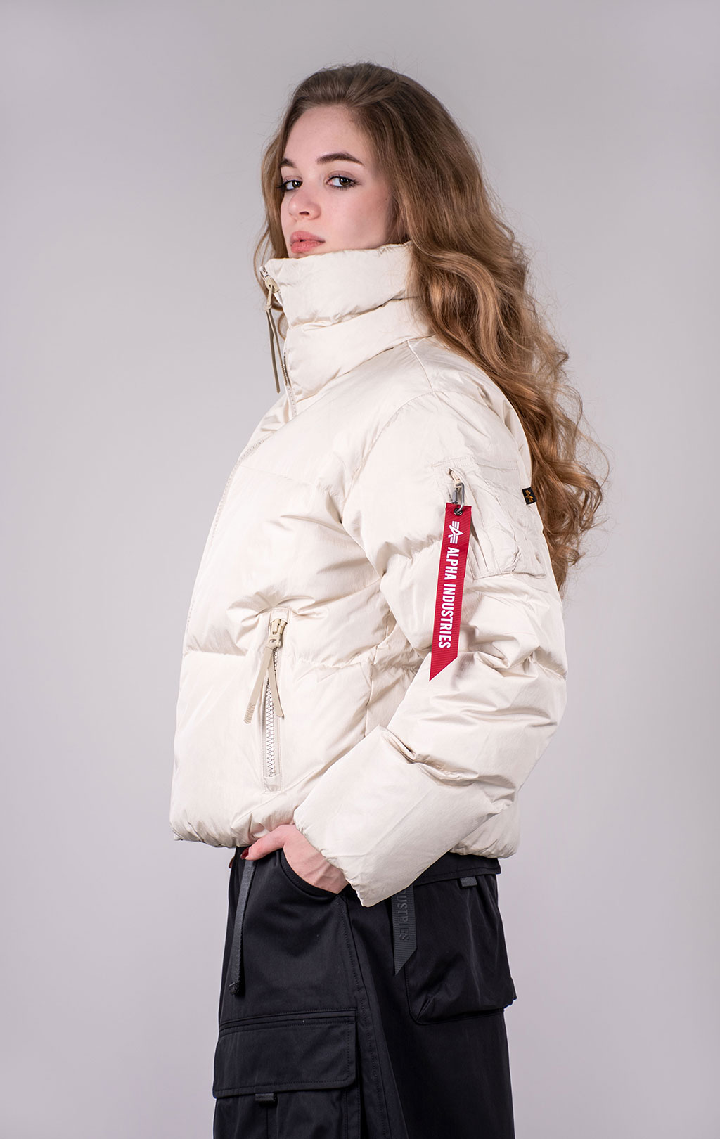 Женская куртка ALPHA INDUSTRIES SIERRA SHORT PUFFER FW 24/25 limestone 