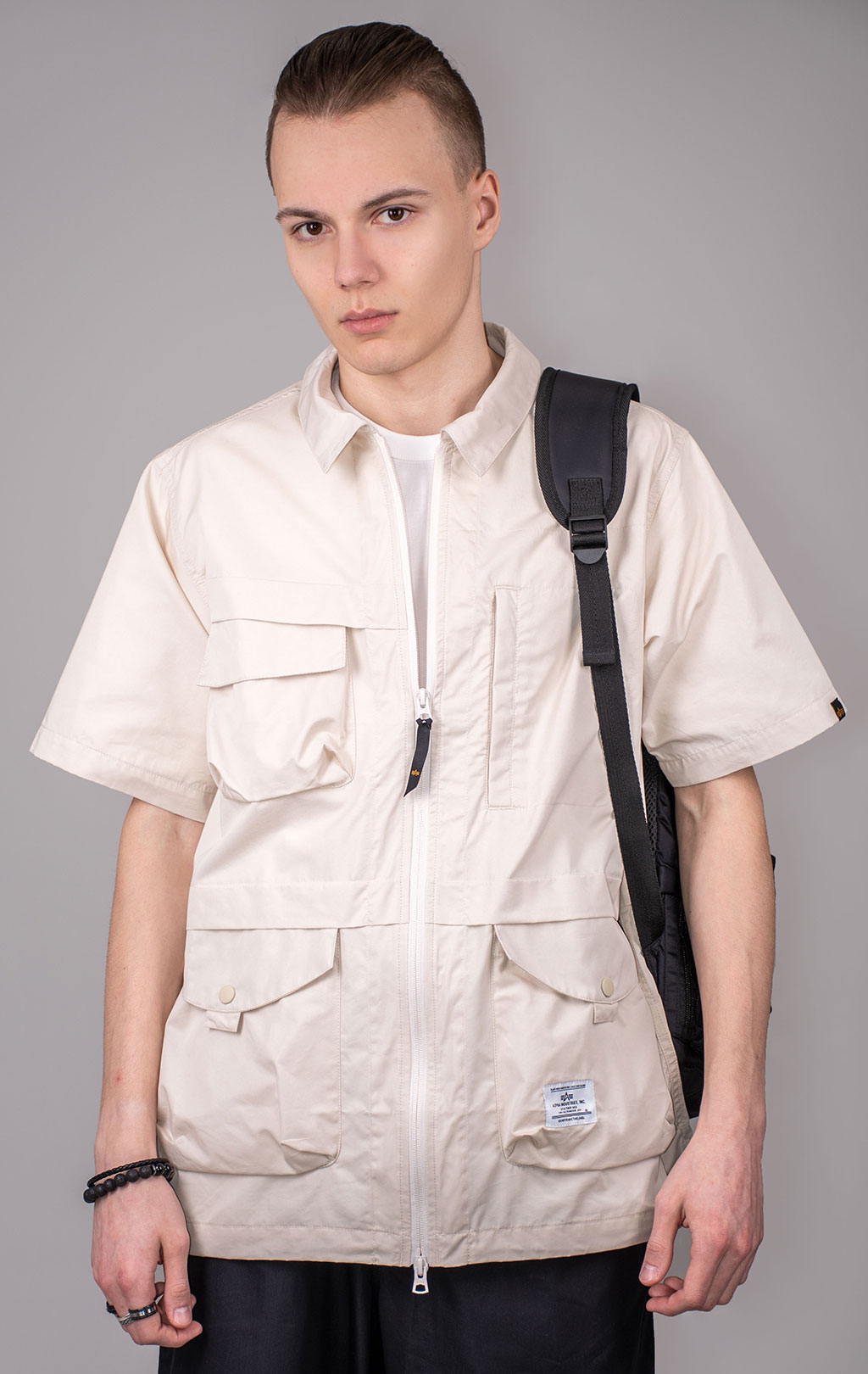 Ветровка-рубашка ALPHA INDUSTRIES SHORT SLEEVE MULTI POCKET ZIPPERED SHIRT JACKET SS 24 m limestone 