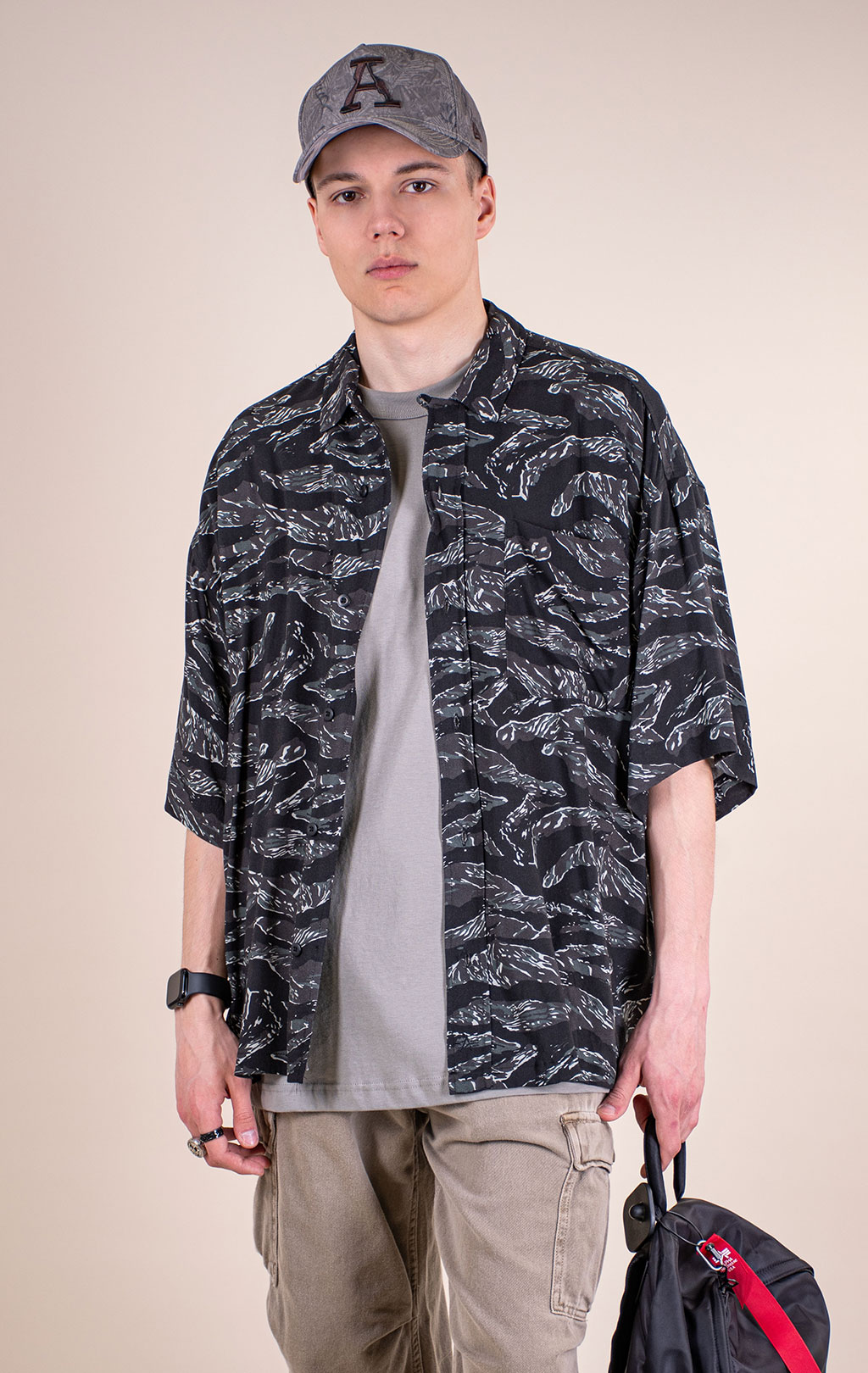 Рубашка ALPHA INDUSTRIES CAMO RELAXED CAMP SHIRT SS 26 gray tiger camo 