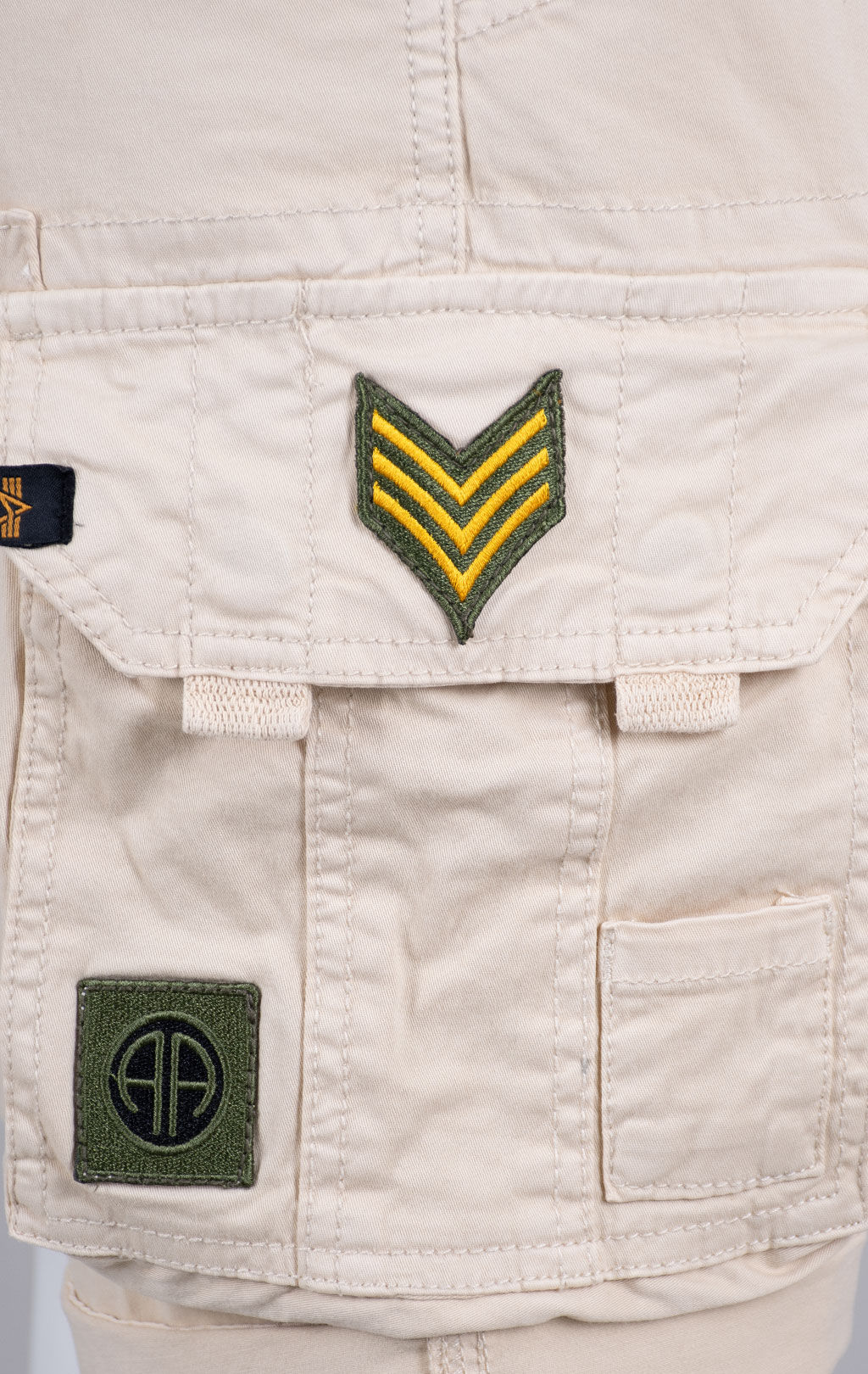 Шорты карго ALPHA INDUSTRIES CREW SHORT PATCH vintage white 