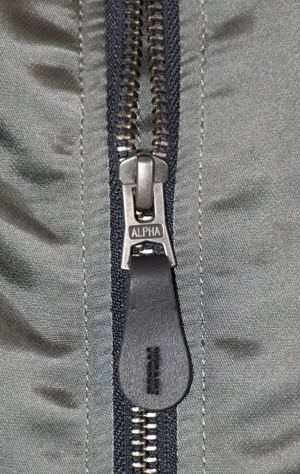 Женская куртка-пилот ALPHA INDUSTRIES SHERPA HYBRID B-15 FW 24/25 field grey 
