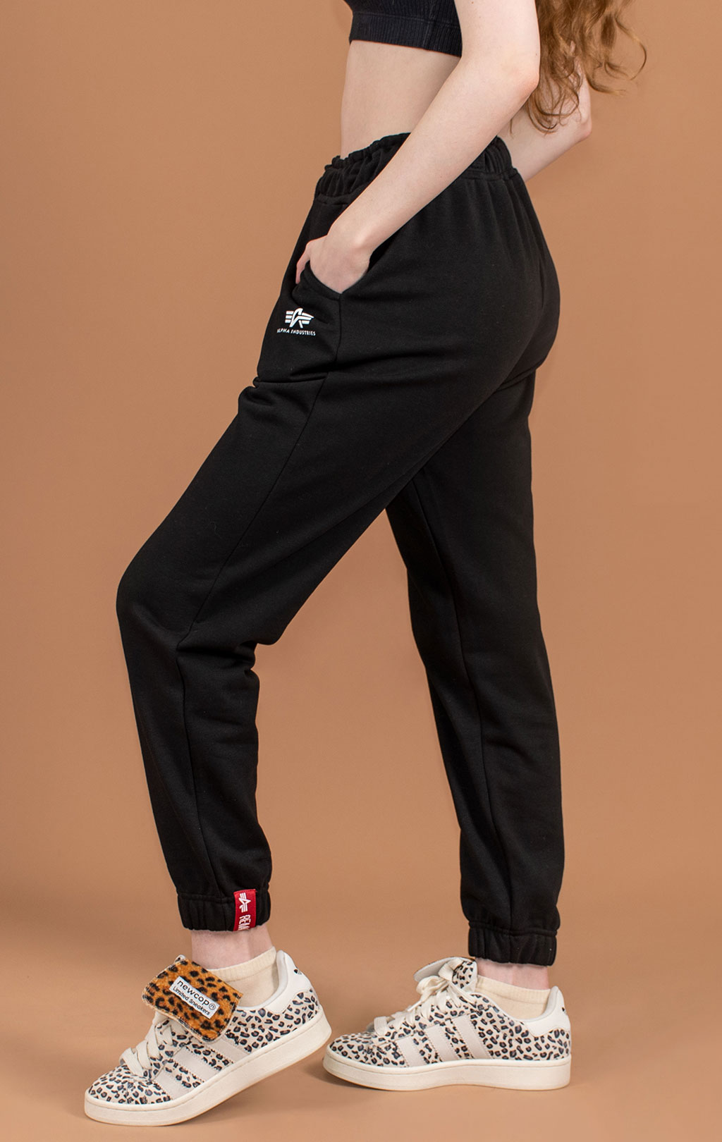 Женские брюки спортивные джоггеры ALPHA INDUSTRIES BASIC JOGGER SMALL LOGO black 