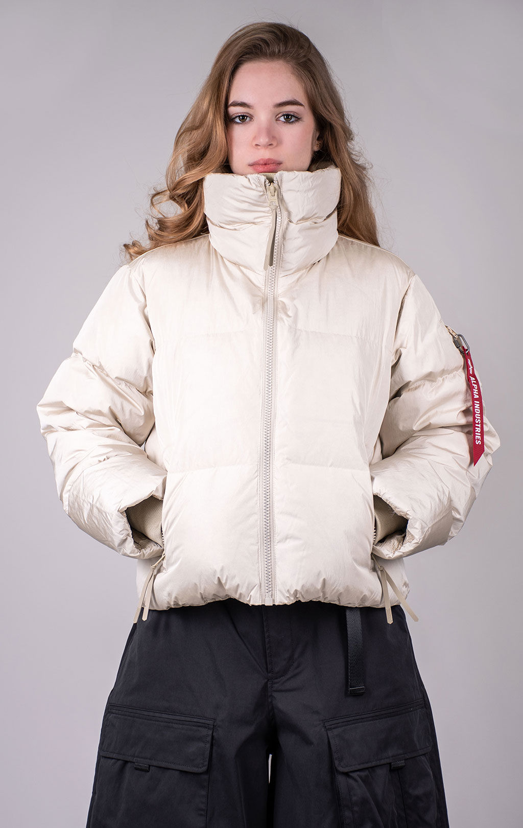 Женская куртка ALPHA INDUSTRIES SIERRA SHORT PUFFER FW 24/25 limestone 