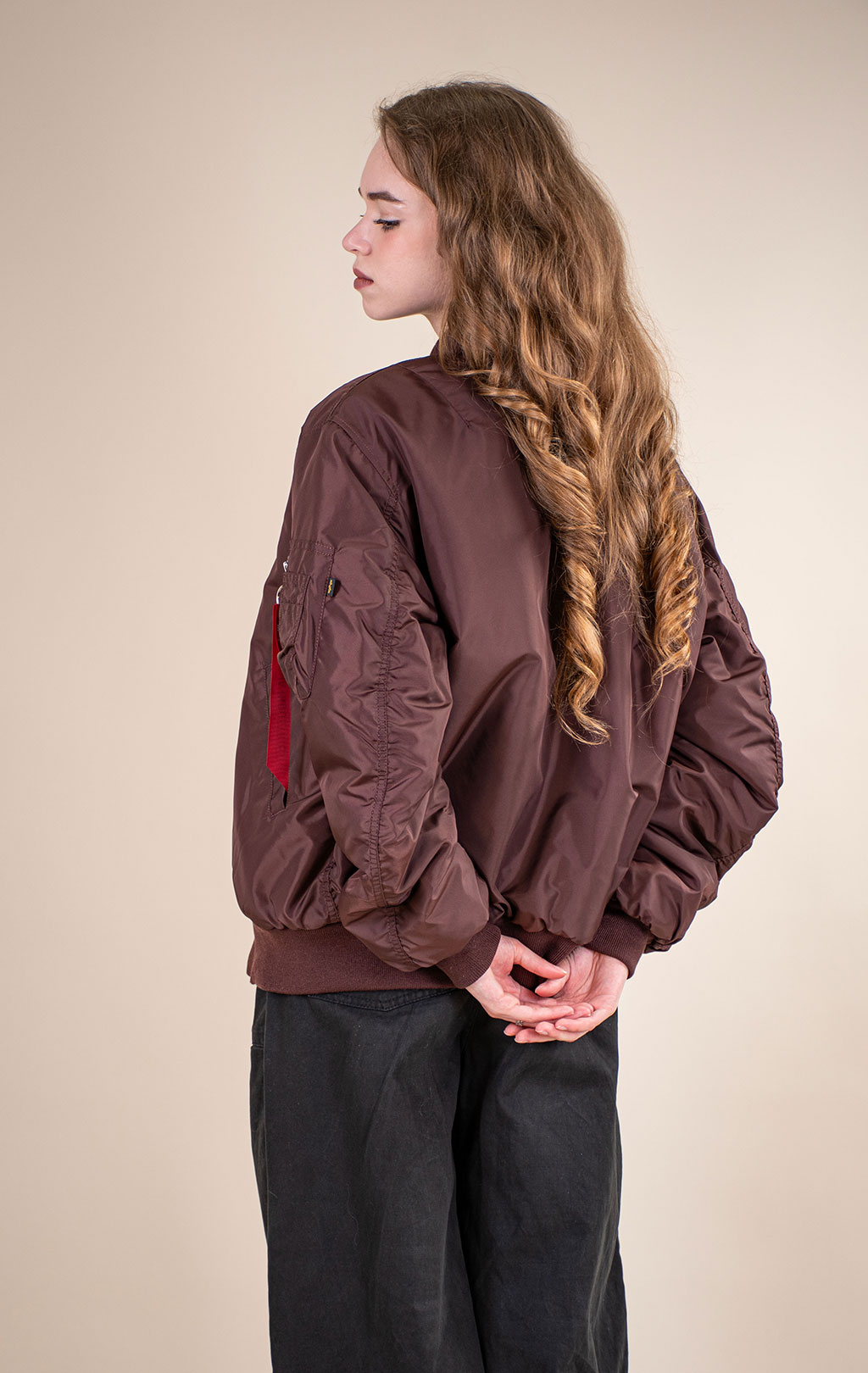 Бомбер ALPHA INDUSTRIES MA-1 RELAXED FIT FLIGHT JACKET (OXFORD LOGO) FW 26/27 cocoa 