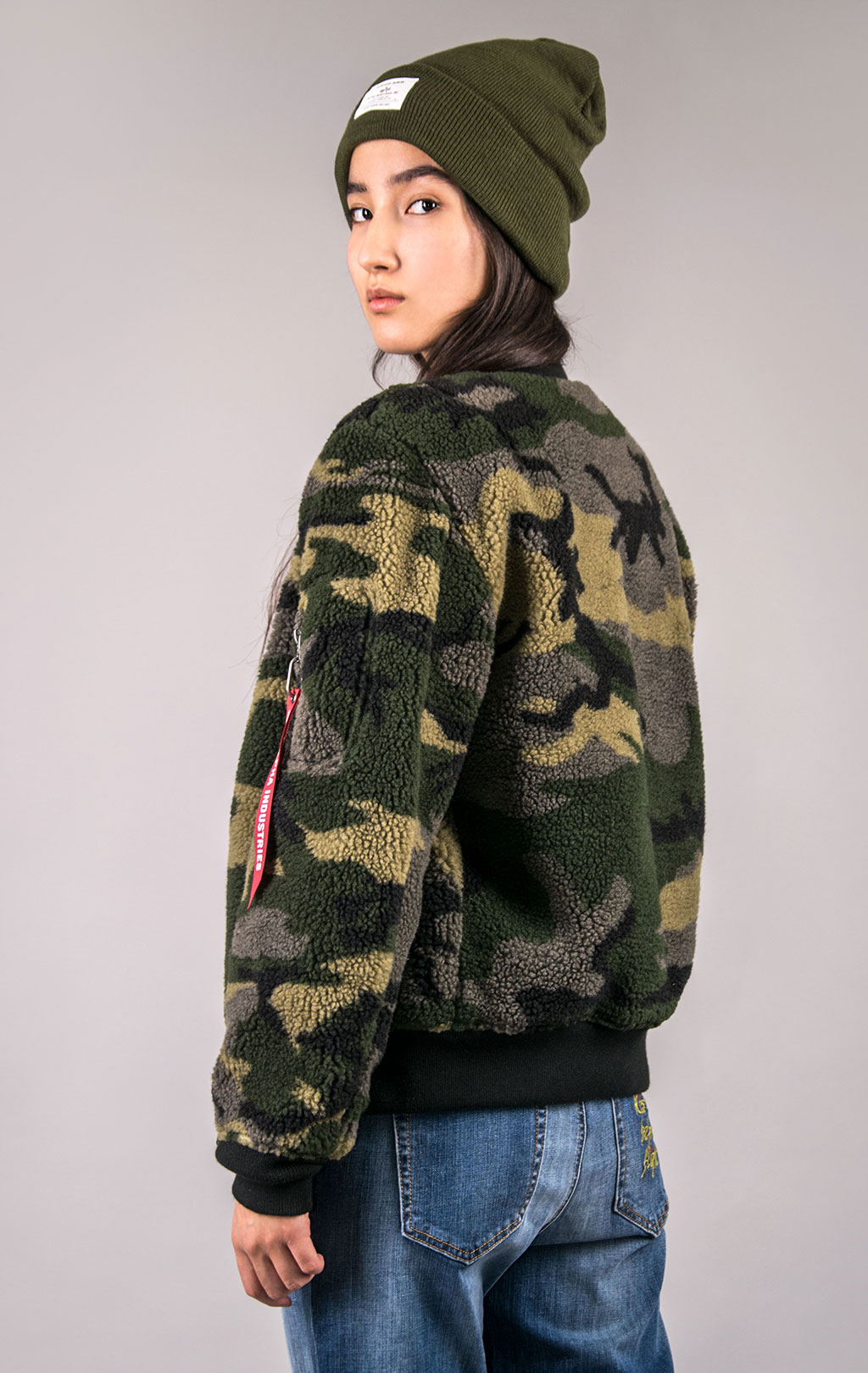 Женская куртка-пилот ALPHA INDUSTRIES 2-х сторонняя SHERPA L-2B FW 21/22 m woodland camo 