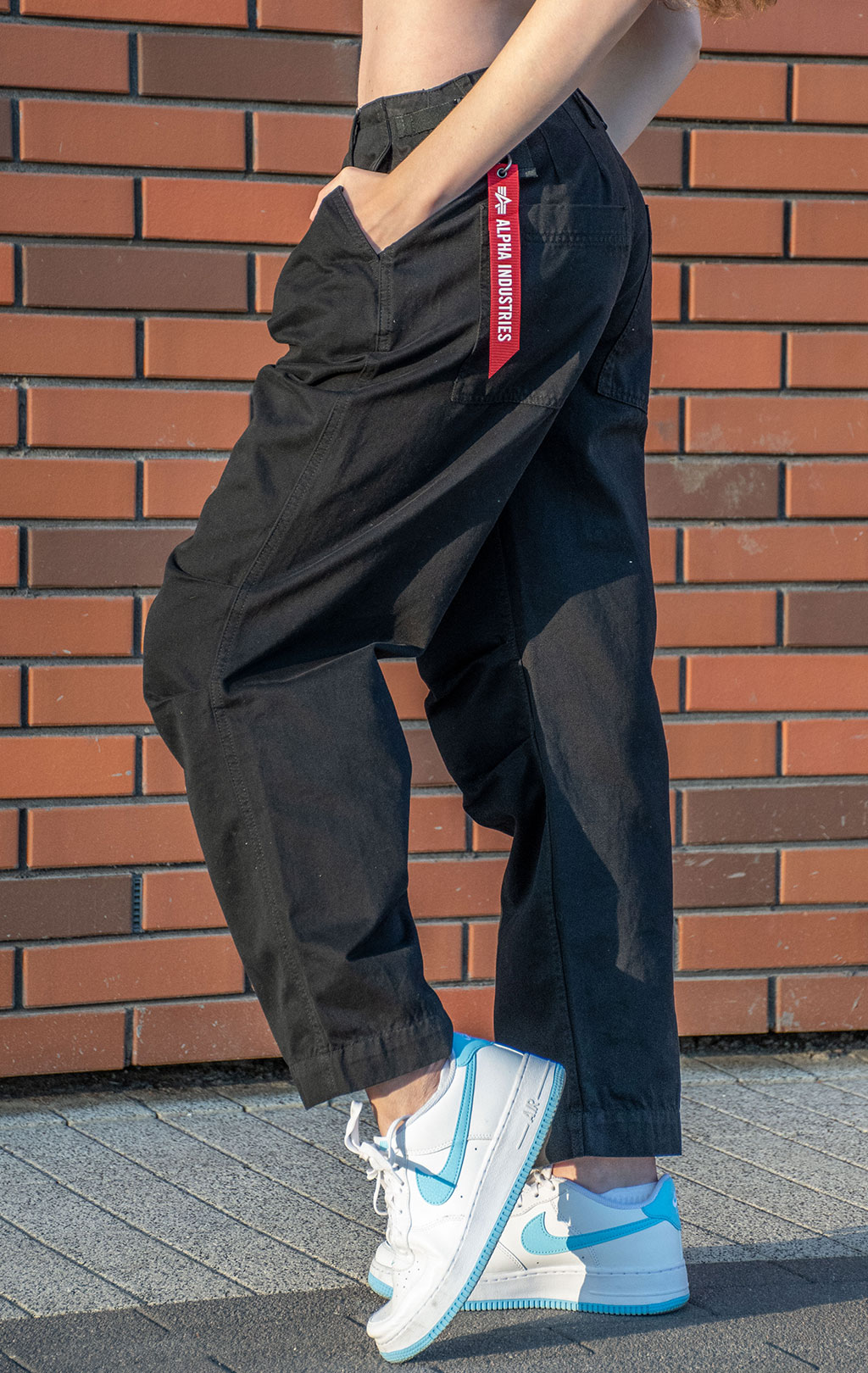 Женские брюки-карго ALPHA INDUSTRIES BARREL LEG PANT FW 24/25 black 