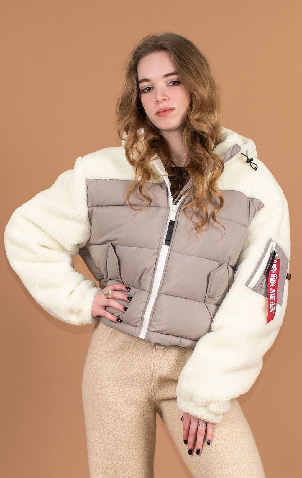 Женская куртка ALPHA INDUSTRIES TEDDY PUFFER vintage sand 