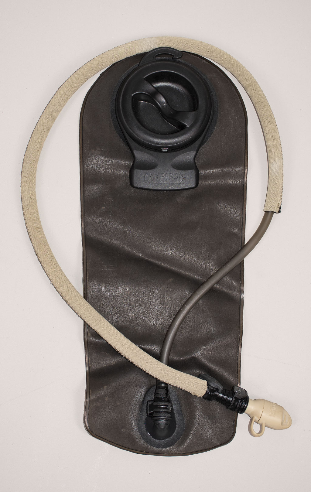 Питьевая система армейская CamelBak на молнии, горловина снаружи,2.5L dpm desert 