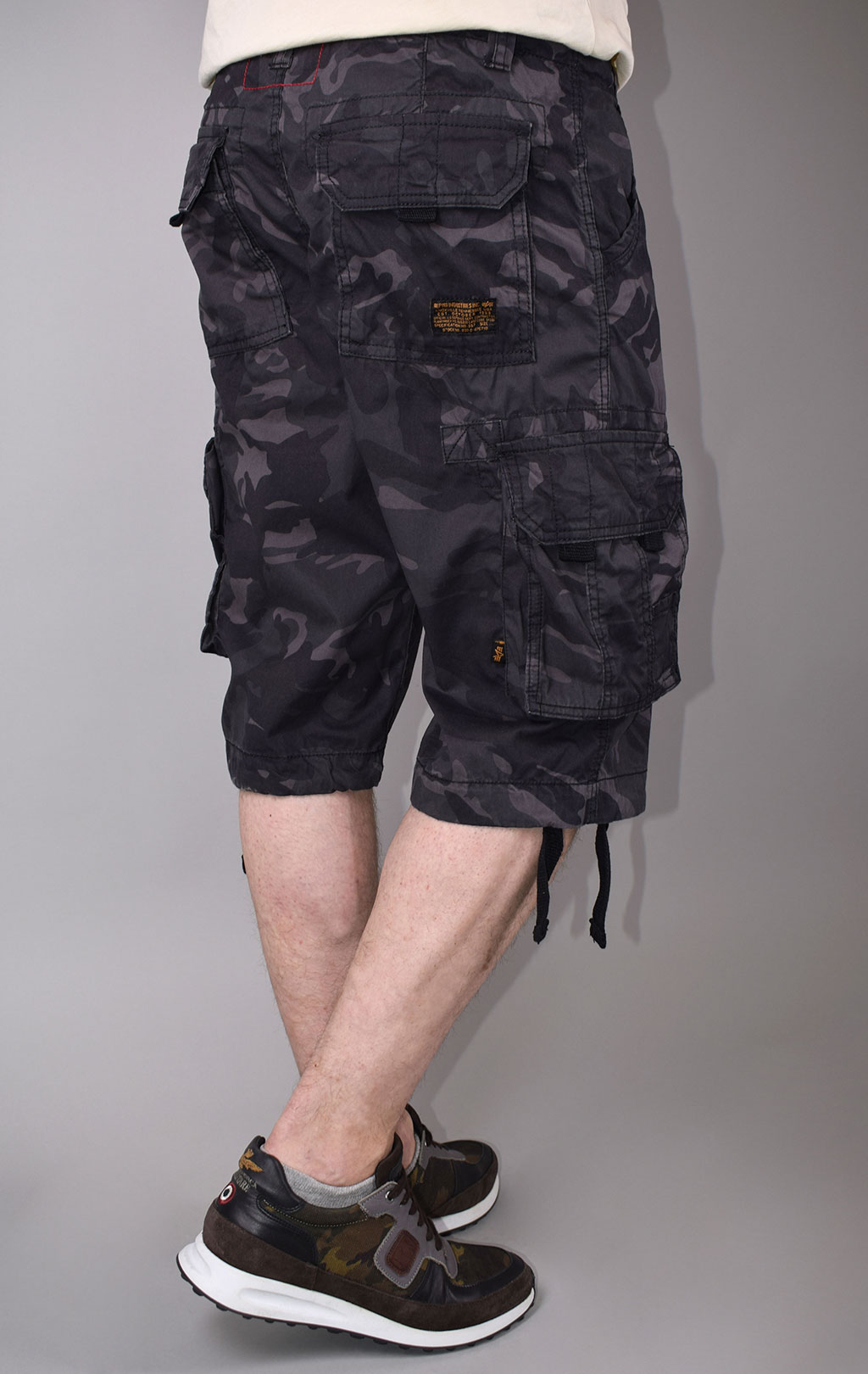 Шорты ALPHA INDUSTRIES JET black camo 